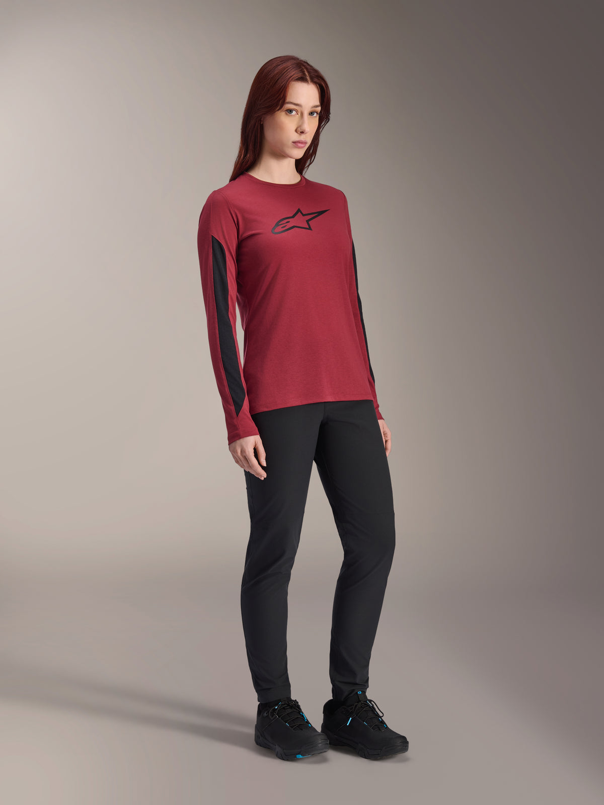 Alpinestars Stella A-Dura Dri Astar langærmet trøje til kvinder, vinrød med sort logo på brystet og sorte mesh-paneler på ærmerne, båret med sorte tekniske bukser og sorte cykelsko, højtydende mountainbike-beklædning til kvinder