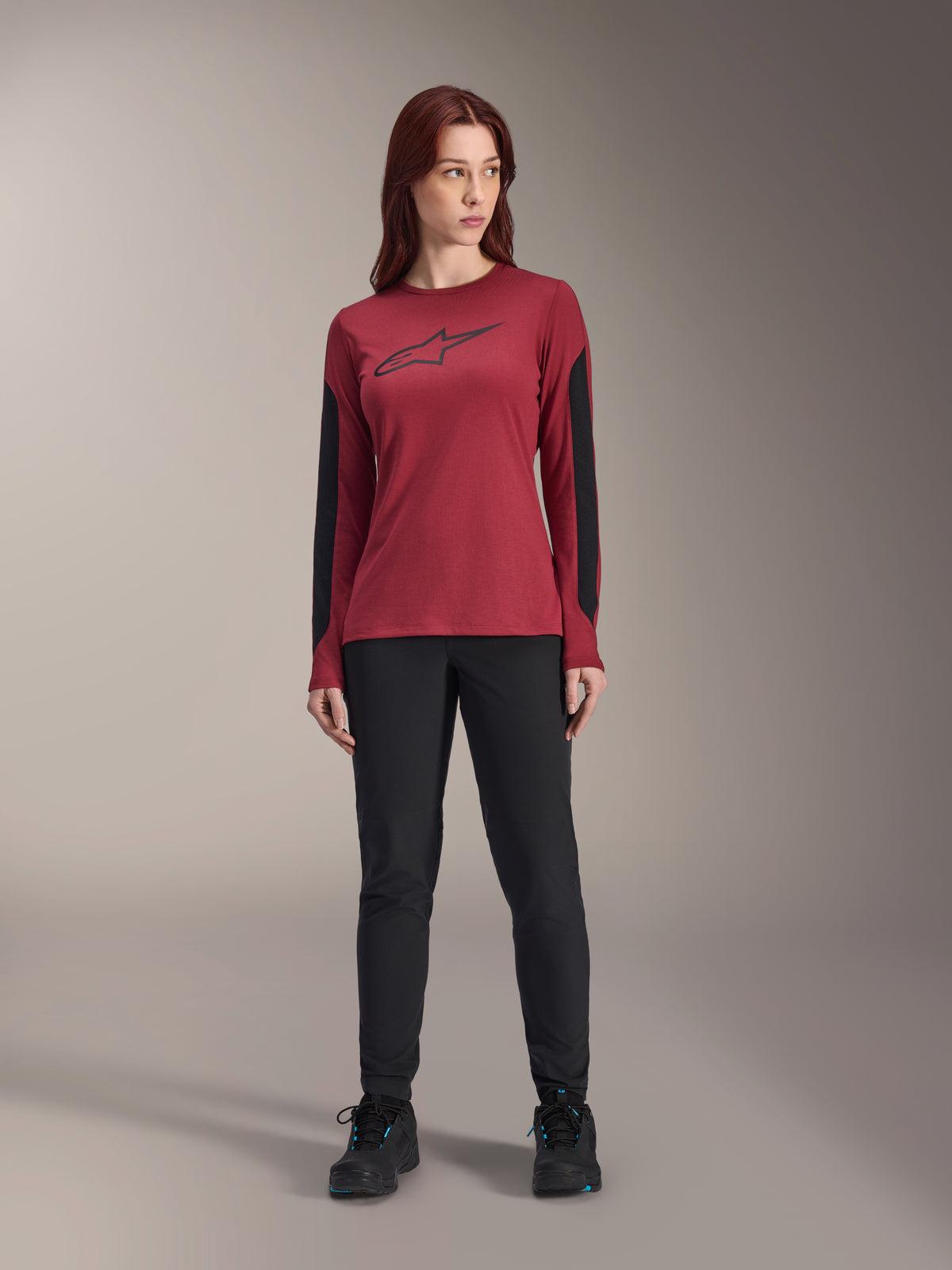 Alpinestars Stella A-Dura Dri Astar langærmet trøje til kvinder, vinrød, sort Astars-logo på brystet, sorte mesh-paneler på ærmerne, sorte tekniske bukser og sportssko, performance mountainbike-tøj til kvinder.