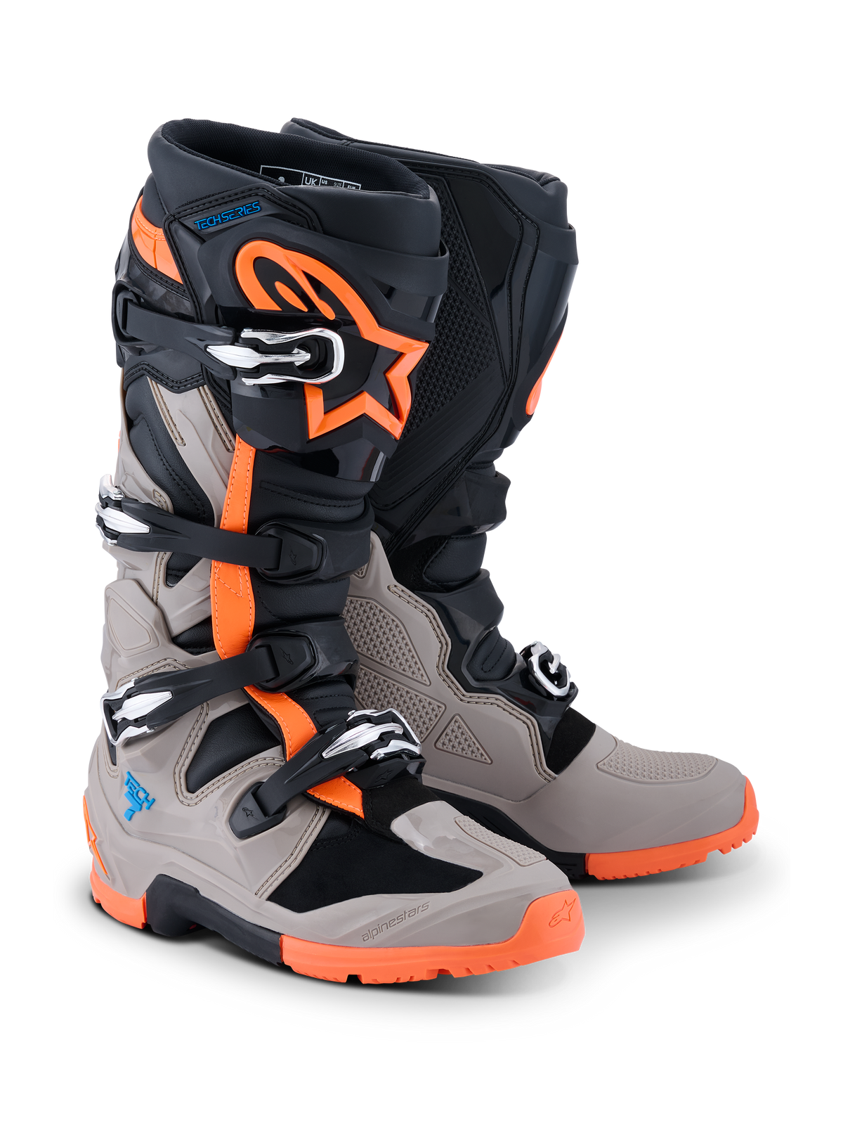 Alpinestars 2026 Tech 7 Enduro-støvler, sort, varm grå og orange fluo, off-road motorcykelstøvler med fire spændelukninger, robust orange sål, beskyttende TPU-paneler og Alpinestars-branding