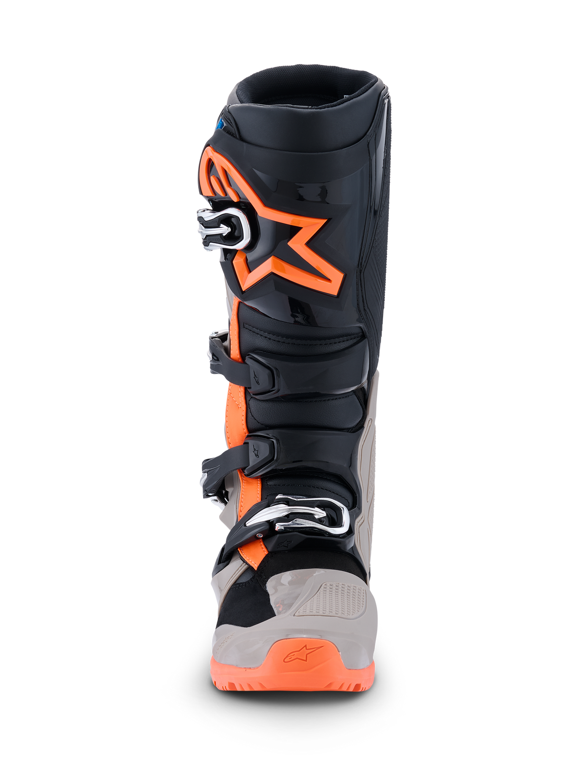 Alpinestars 2026 Tech 7 Enduro-støvler, motocross- og enduro-støvler, sort, varm grå og orange fluo, set forfra med et stort orange stjernelogo på skinnebenet, lukkesystem med flere spænder og robuste beskyttelsespaneler til off-road-kørsel