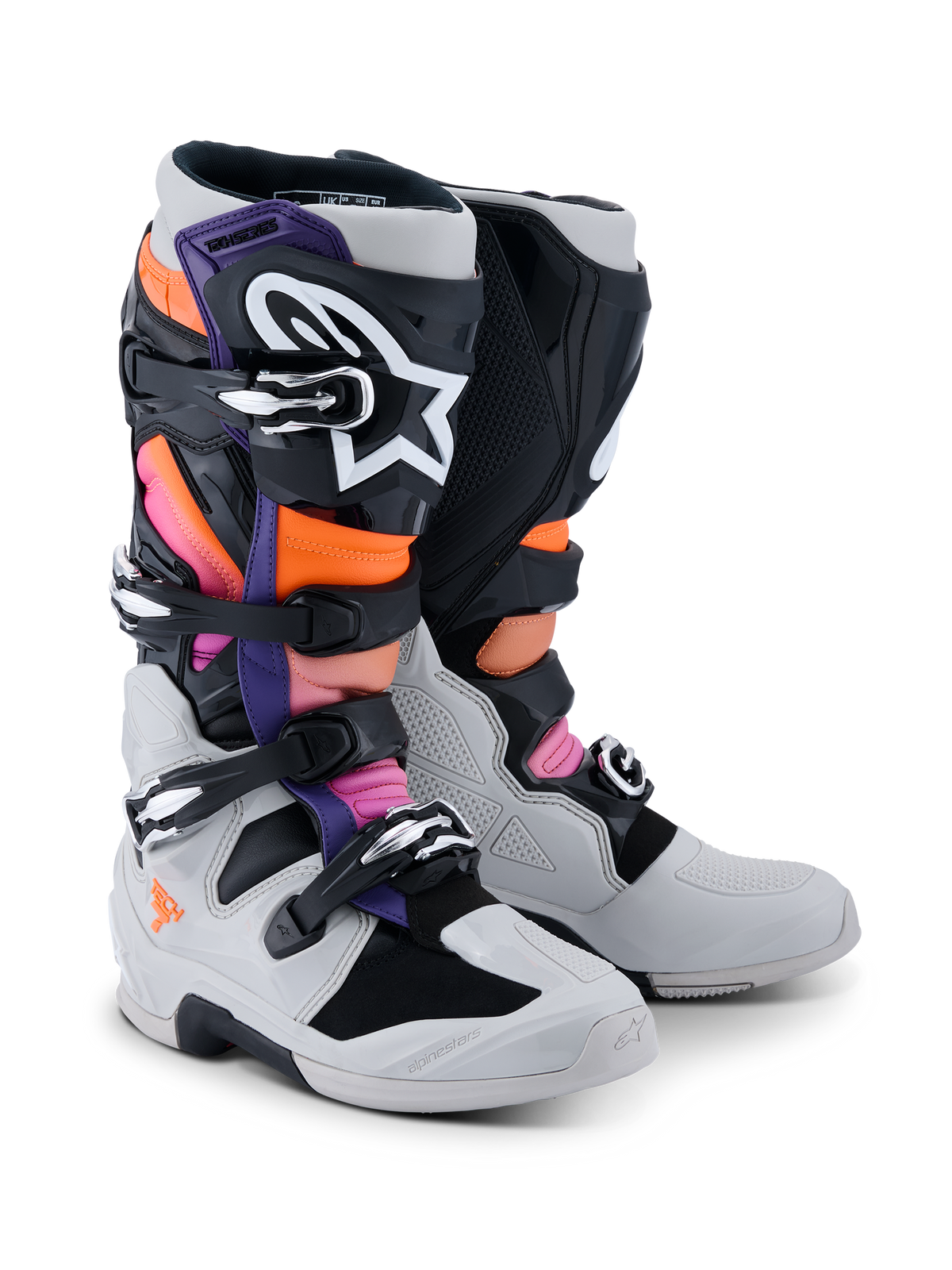 Alpinestars Tech 7-støvler, motocross-støvler, sort, lysegrå, orange fluo og magenta, med lukkesystem med flere spænder, forstærket TPU-skal og branding med høj kontrast, designet til professionel off-road kørsel og beskyttelse.