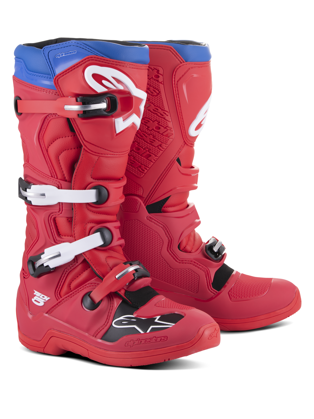 Alpinestars Tech 5-støvler, motocross-støvler, klar rød og alpinblå, med fire hvide justerbare spænder, hvidt Alpinestars-logo på skinnebenet og tåen, blå topkrave og sorte beskyttelsespaneler, designet til off-road ydeevne og holdbarhed
