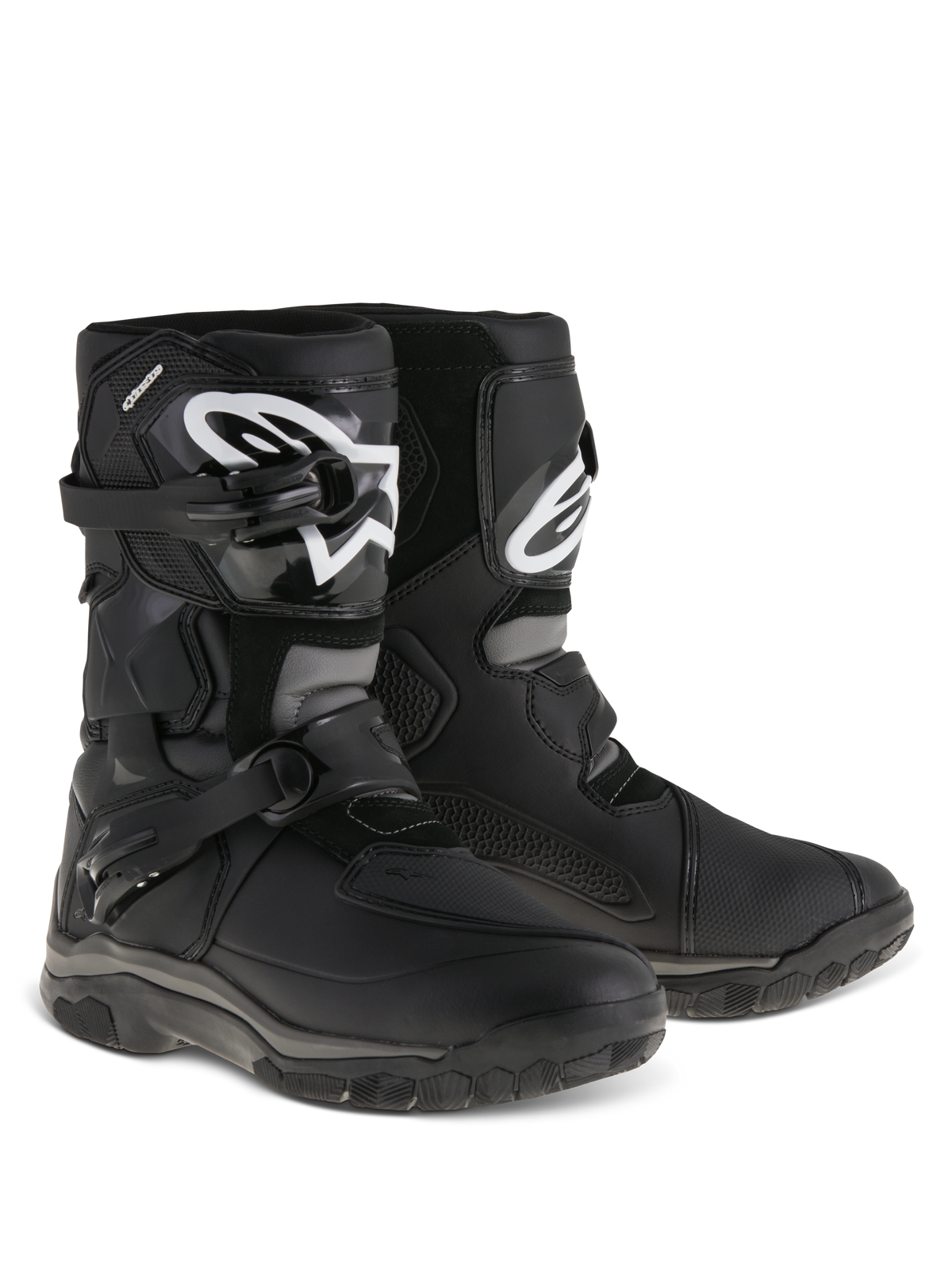 Alpinestars Belize Drystar® støvler, adventure touring motorcykelstøvler, sort, low-cut design med dobbelt spændelukkesystem, TPU-skinnebensplade med hvidt Alpinestars-logo, robust vulkaniseret gummisål til terræn- og landevejsbrug