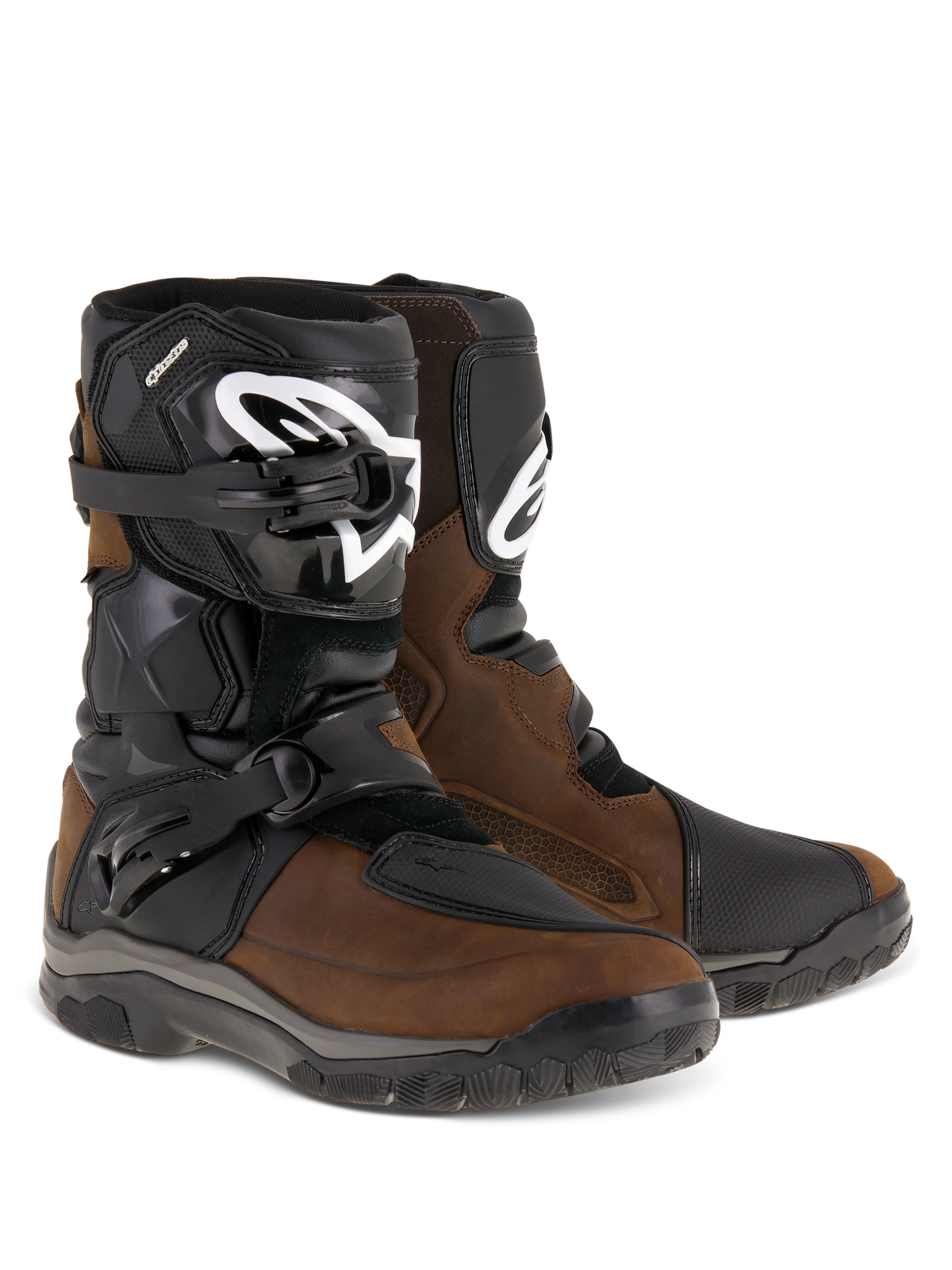 Alpinestars Belize Drystar® støvler, adventure touring motorcykelstøvler, olieret brun og sort, med et lavt design med to laterale spænder, sort TPU-skinnebensplade med hvidt Alpinestars-logo og robuste vulkaniserede gummisåler.