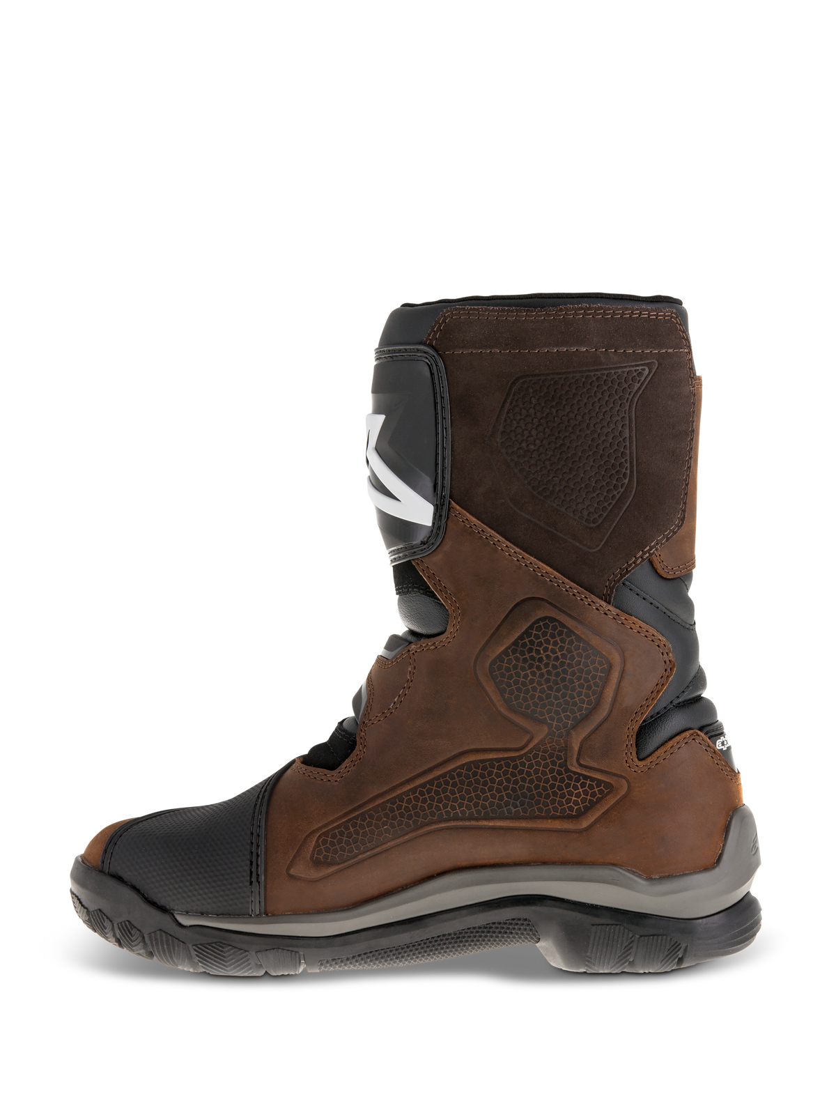 Alpinestars Belize Drystar® støvler, adventure touring-motorcykelstøvler med kort skaft, olieret brunt læder med sorte og grå detaljer, viser den mediale side med et stort varmepresset tekstureret grebspanel, TPU-skinneplate og robust vulkaniseret gummisål