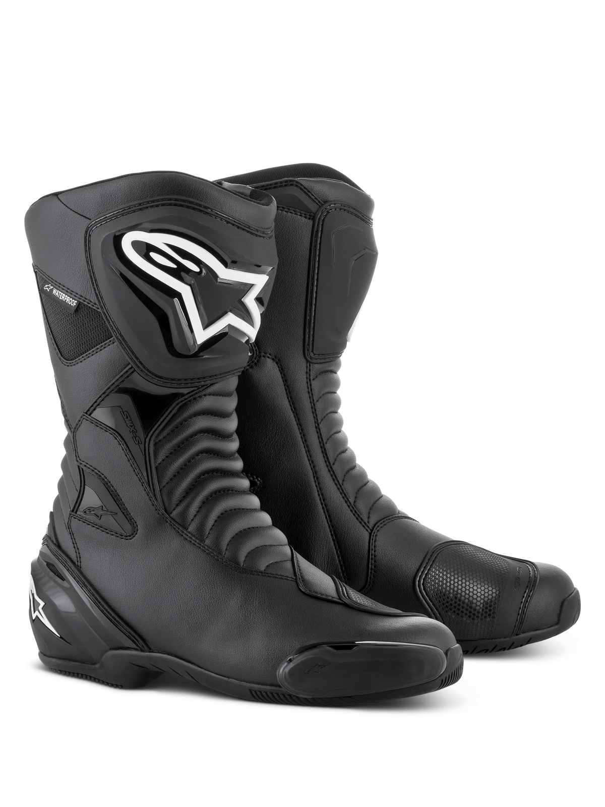 Alpinestars SMX S Waterproof-støvler i sort, høje motorcykelstøvler med harmonika-flexzoner, et markant hvidt Alpinestars-logo på TPU-skinnebensbeskytteren, forstærkede gearskiftepuder og udskiftelige tå-slidere, designet til sport-touring og kørsel i al slags vejr.