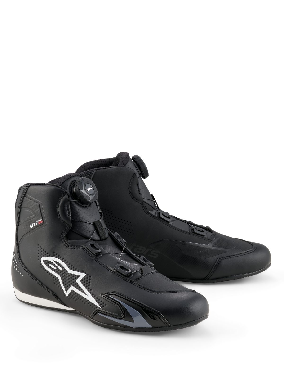 Alpinestars Celer sko, motorcykelsko, sort og hvid, med Rotor-lukningssystem-drejeknap, stort hvidt Astar-logo på siden, strømlinet teknisk mikrofiberkonstruktion til sports- og gadekørsel