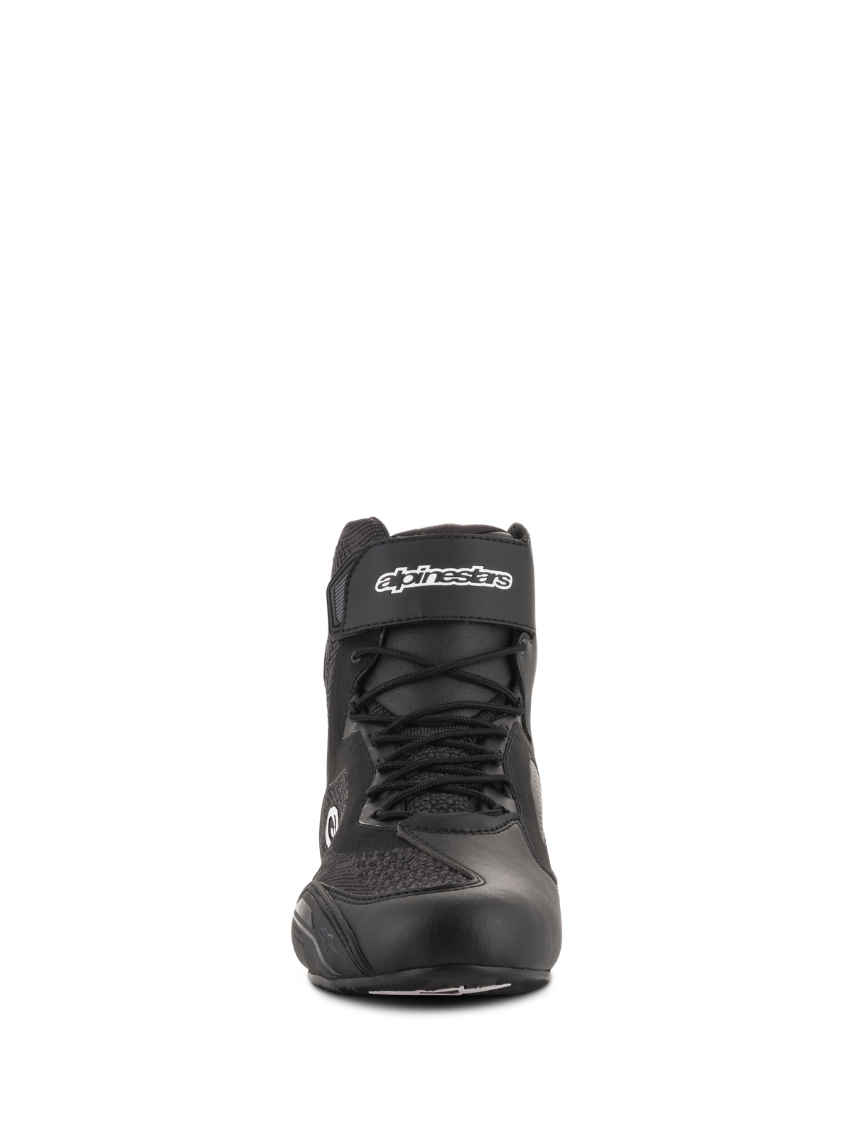 Alpinestars Faster-3 Rideknit® sko, motorcykel-køresko, sort, set forfra, med en velcro-ankelrem med hvidt logo, snørebånd og åndbare strikkede mesh-paneler, strømlinet fodtøj til landevejskørsel