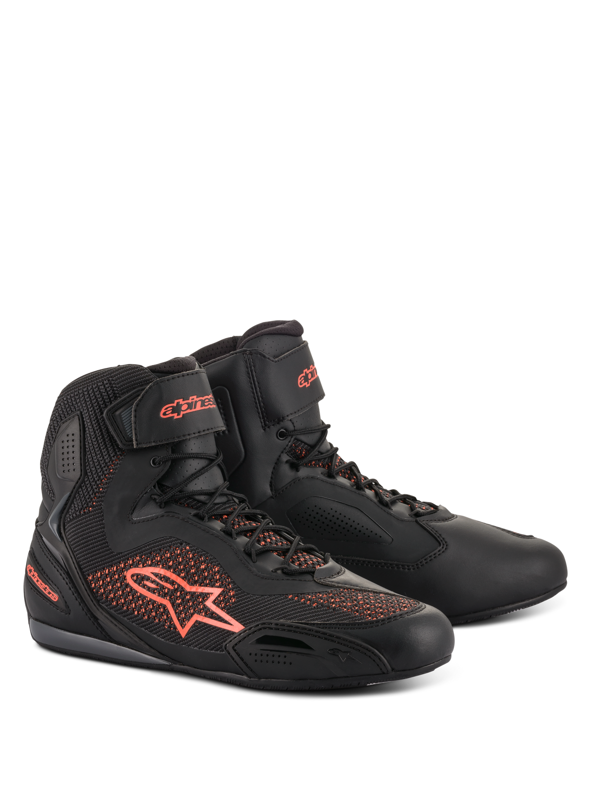Alpinestars Faster-3 Rideknit-sko, motorcykel-køresko, sort og fluorescerende rød, med åndbare strikkede paneler og letvægts mikrofiberkonstruktion, high-top profil med Alpinestars-logo på siden og hælen, sikker snørelukning med velcrostrop ved anklen