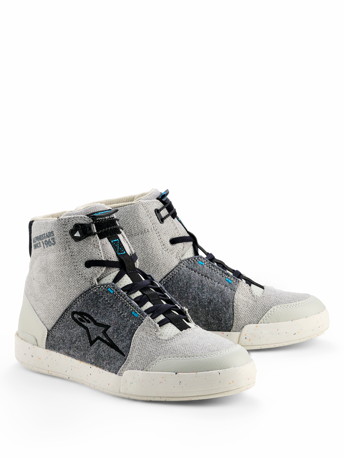 Alpinestars Circal køresko, urbant motorcykelfodtøj, grå, sort og Methyl Blue, high-top sneaker-stil med lysegråt lærred og mørkegrå genanvendte filtpaneler, sort stjernelogo og en nistret gummisål.