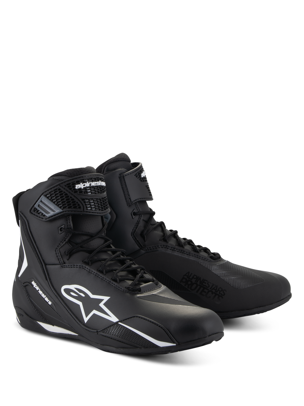 Alpinestars Faster-4 sko, sorte motorcykel-køresko med hvide detaljer, mid-cut design med hvidt Astars-logo, 'Alpinestars Protects'-tekst på tåen, kombineret snøre- og velcrolukning