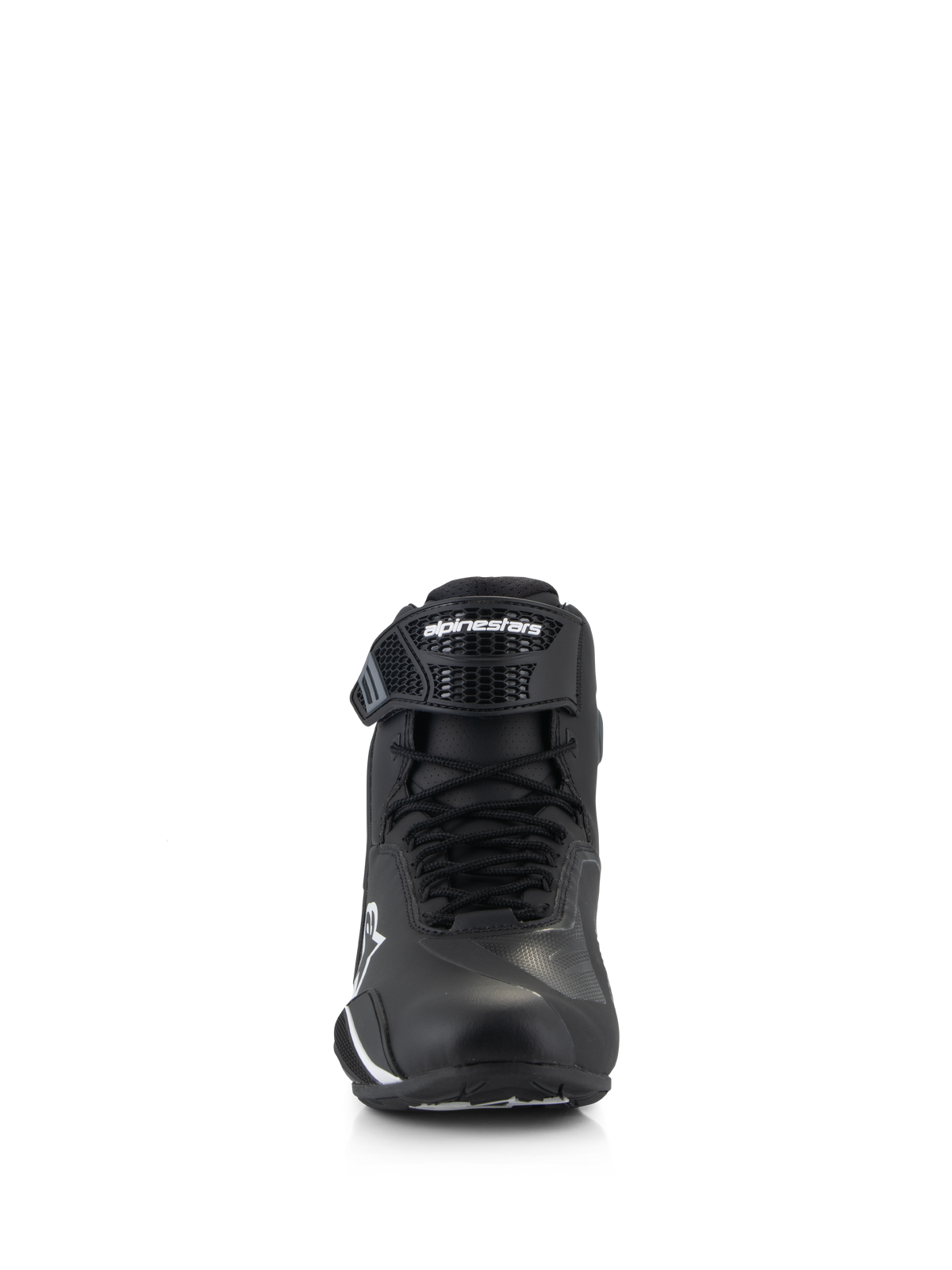 Alpinestars Faster-4 sko, motorcykelsko, sort og hvid, set forfra med snørelukning og justerbar TPR-ankelrem med Alpinestars-logo, strømlinet og beskyttende design til landevejskørsel