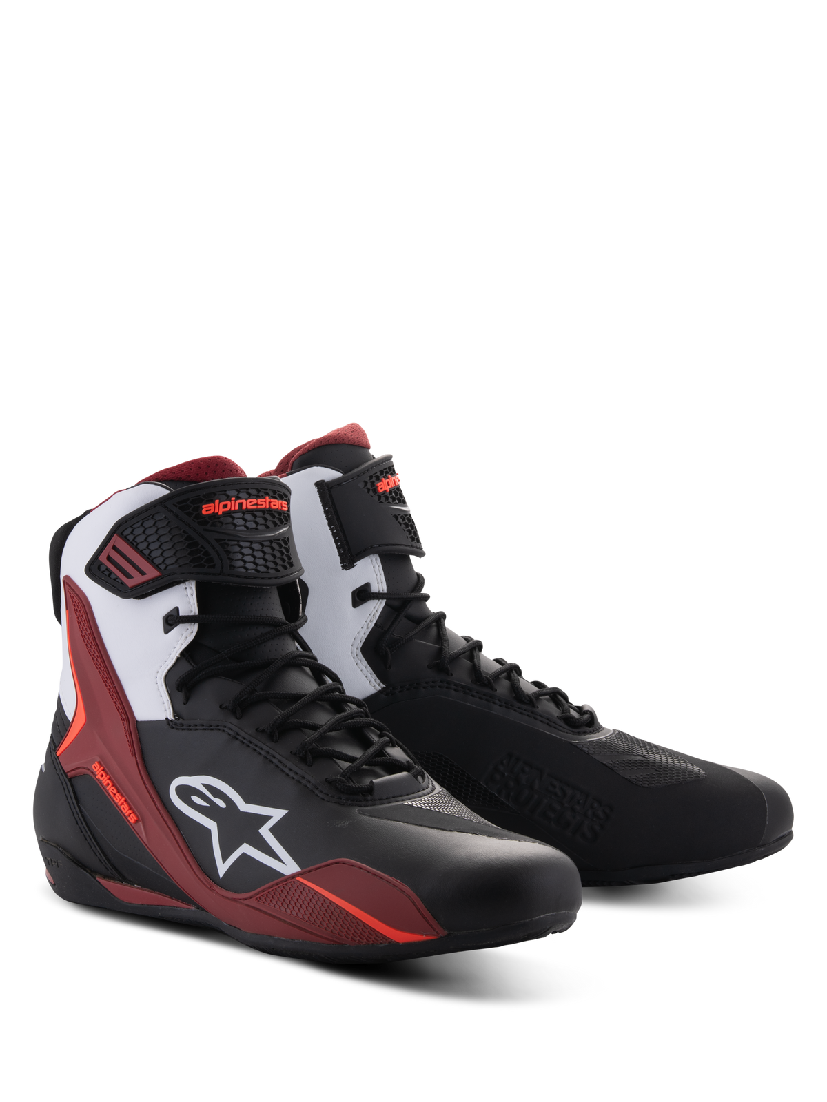 Alpinestars Faster-4 sko, motorcykel-køresko, sort, hvid og mørkerød, med snørebåndslukning og ankelstrop, hvidt Alpinestars-logo på siden, sporty design med forstærket beskyttelse til landevejskørsel