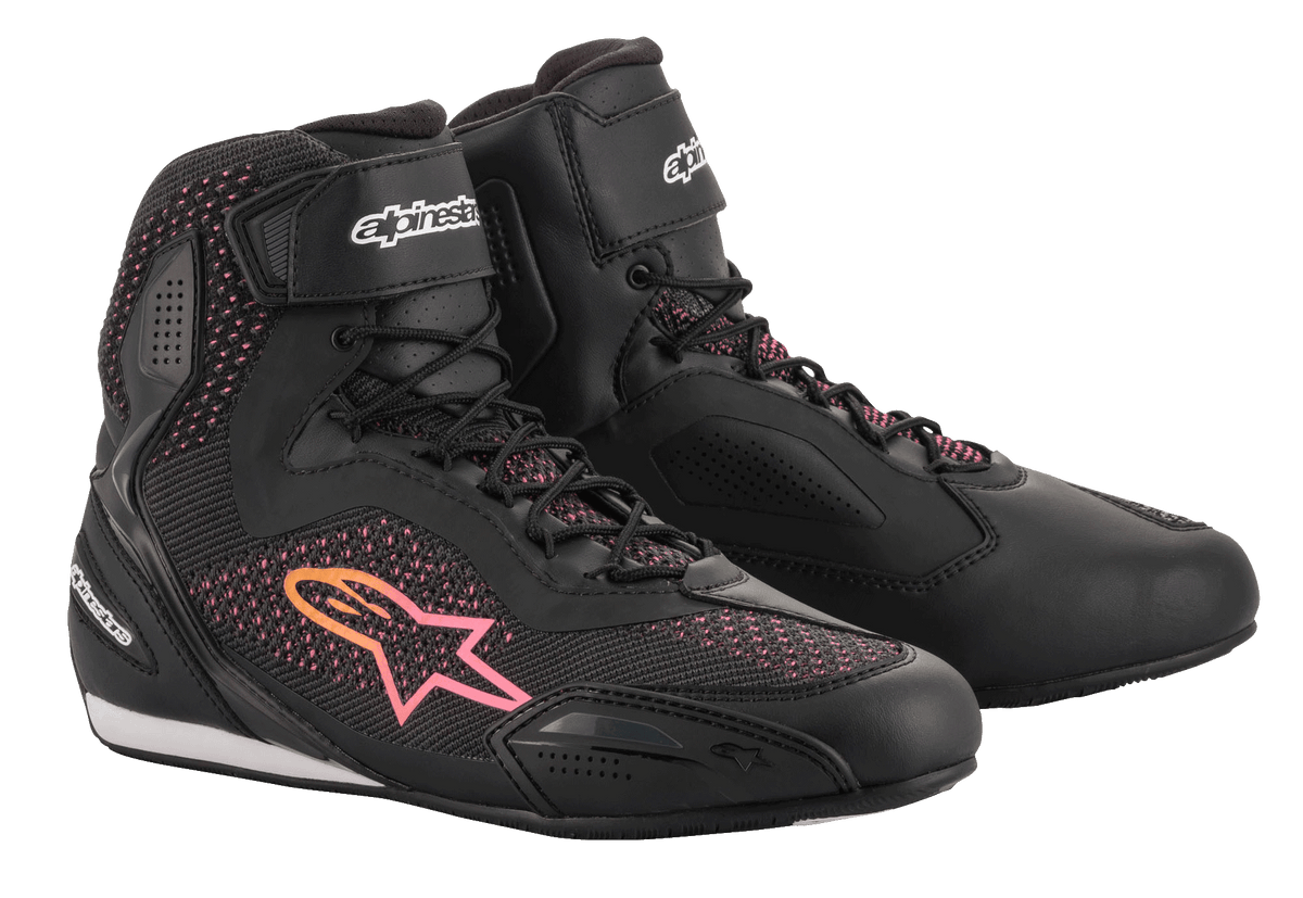 Alpinestars Stella Faster-3 Rideknit® sko til kvinder, motorcykelkøresko, sort med gule og lyserøde detaljer, åndbar strikket overdel, sikker snørebåndslukning med velcrolukning ved anklen, beskyttende forstærkede paneler.