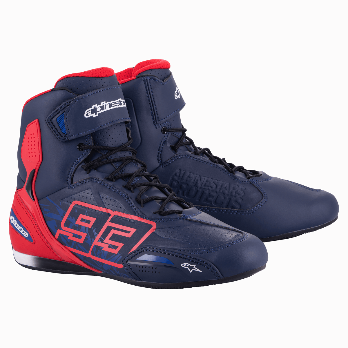 Alpinestars MM93 Austin motorcykelsko, Night Navy og Bright Red, high-top fodtøj med det markante 93-logo på siden, sikker snøre- og velcrolukning, sportsligt design til landevejskørsel