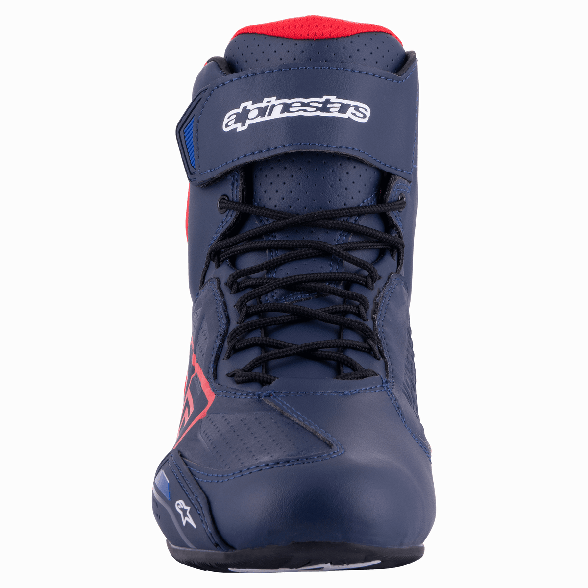 Alpinestars Austin Riding Shoe, set forfra, Night Navy og Bright Red, med sorte snørebånd, en velcro-ankelrem med hvidt logo og perforeret mikrofiberkonstruktion.