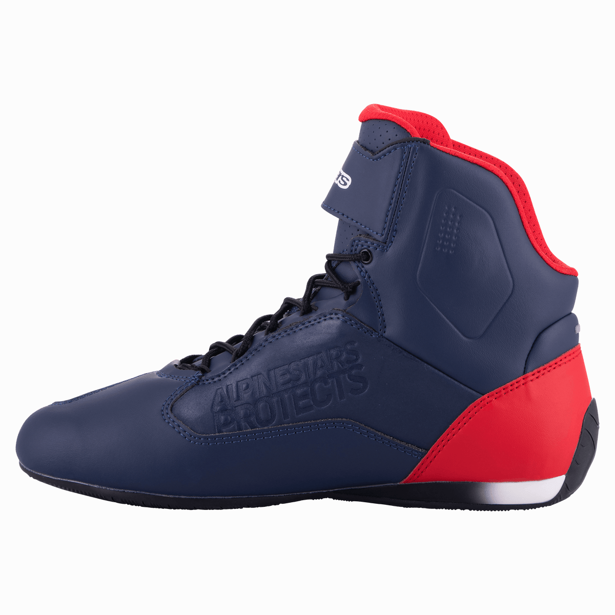 Alpinestars Austin Riding Shoe, Night Navy og Bright Red, profilvisning der viser den mørkeblå mikrofiber-overdel med røde detaljer på hæl og krave, sorte snørebånd, 'Alpinestars Protects' præget branding, high-top motorcykelfodtøj