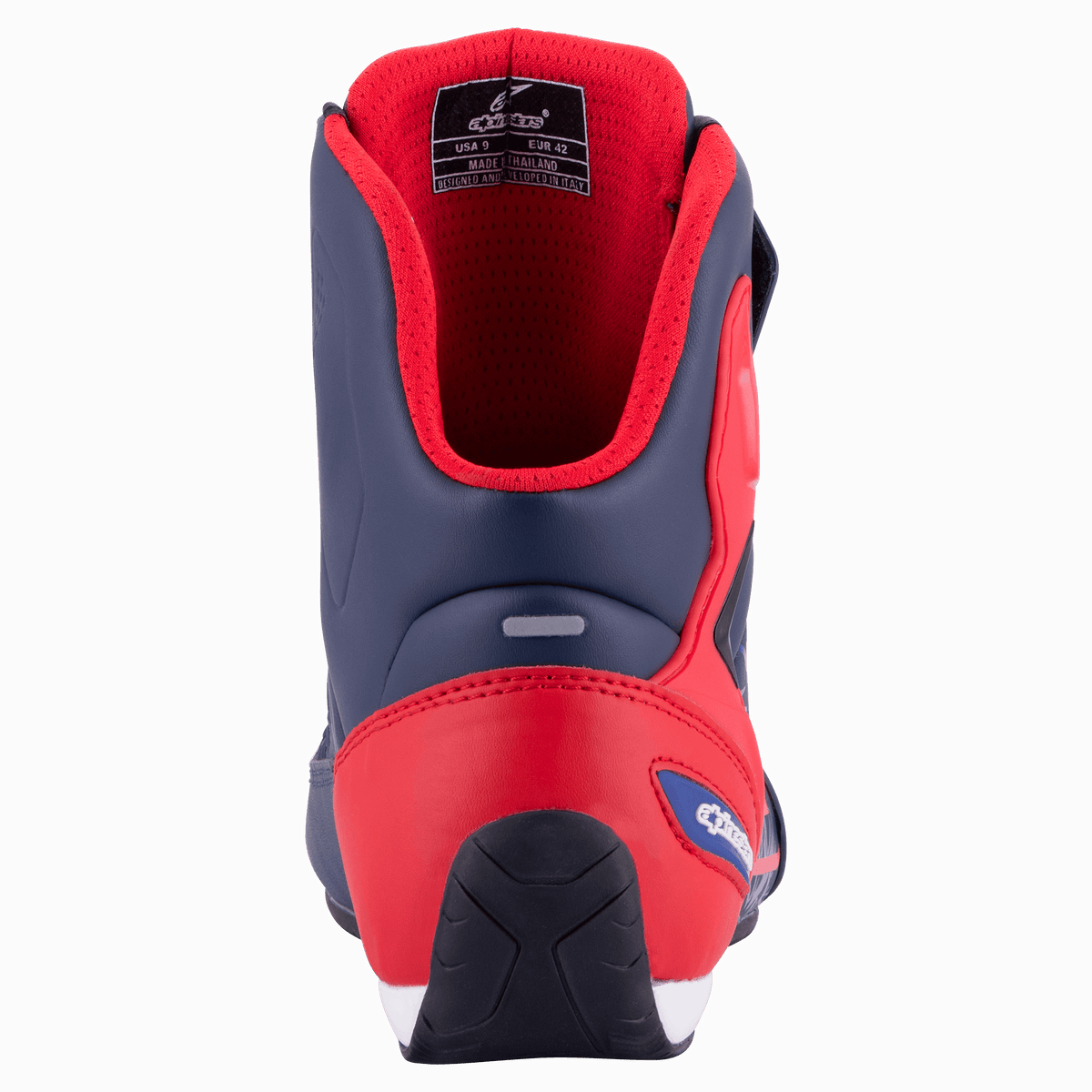 Alpinestars Austin Riding Shoe, mørkeblå og rød, set bagfra med forstærket TPU-hælkappe, rødt mesh-for og tekstureret gummiydersål, sporty motorcykelfodtøj