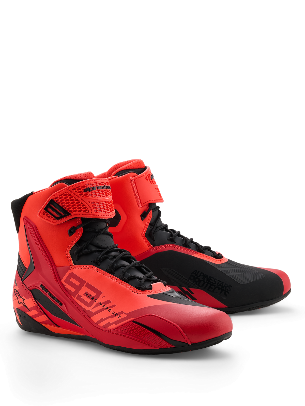 Alpinestars MM93 Faster-4 sko, motorcykelsko, Red Fluo, Bright Red og sort, set forfra fra højre, med Marc Marquez 93-branding, traditionel snørelukning med krog-og-løkke-strop, sportsligt design med beskyttende TPU-detaljer og letvægts mikrofiberkonstruktion.