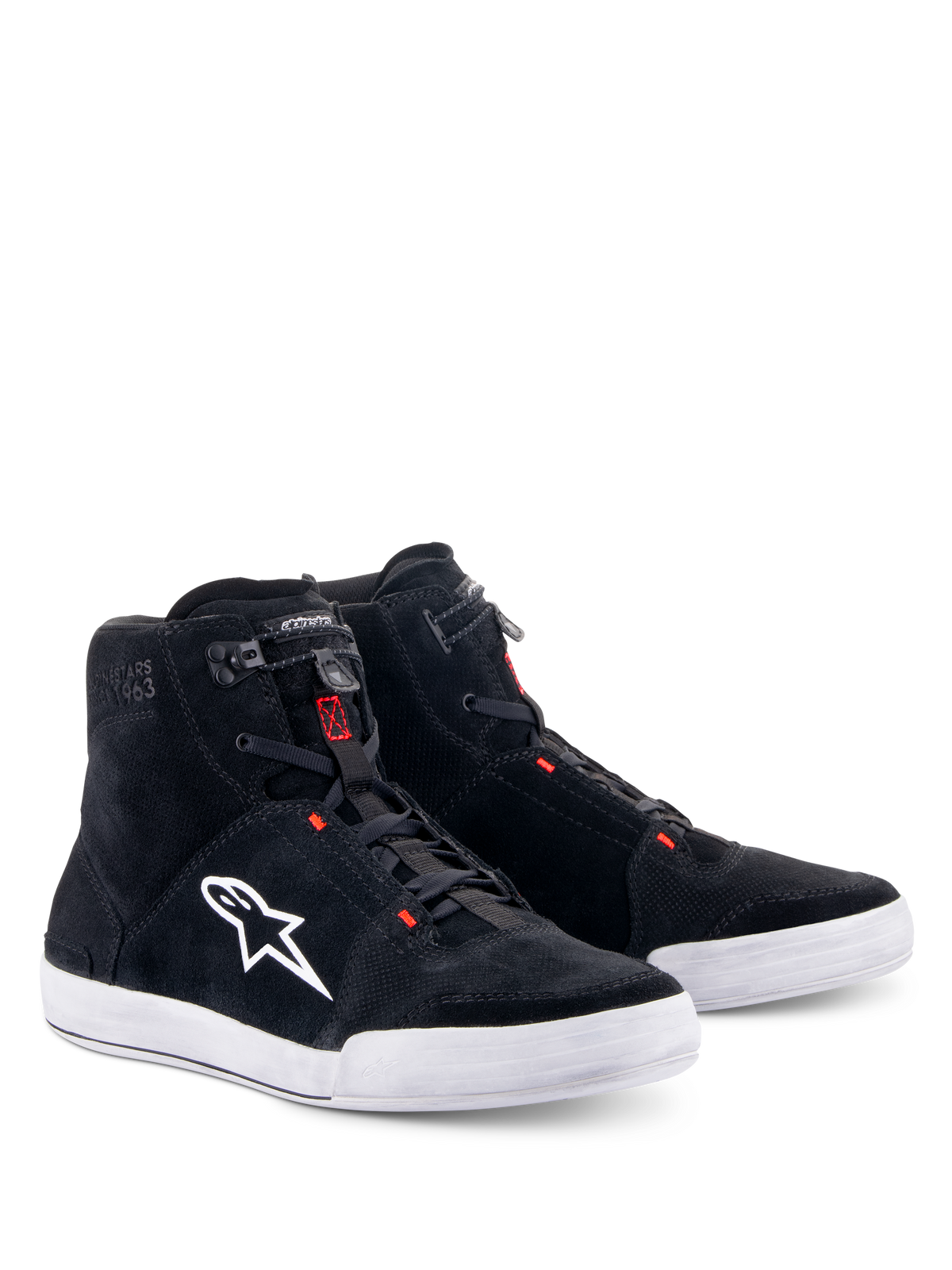 Alpinestars Chrome-sko, motorcykelkøresko, sort og Cool Gray med røde fluo-detaljer, high-top-silhuet, overdel i splitruskind med hvid gummisål, hvidt sidelogo og hurtig elastisk lukning, afslappet urban streetwear-stil