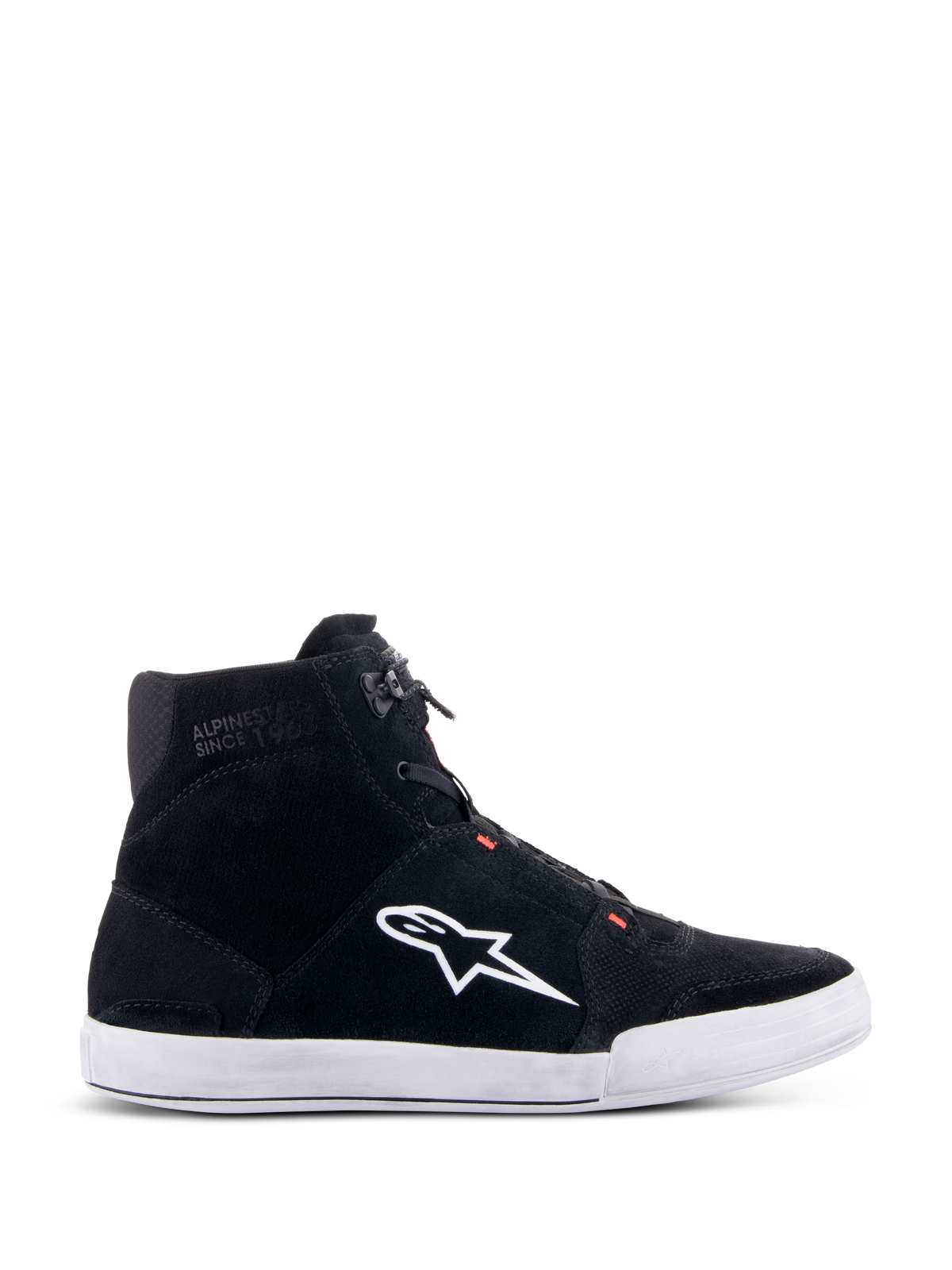 Alpinestars Chrome sko, urbane køresko, sort og hvid med rød fluo-detaljer, sideprofil med konstruktion i split-ruskind, stort hvidt A-star logo, hvid gummi-cupsål og afslappet sneaker-inspireret silhuet til motorcykelpendling