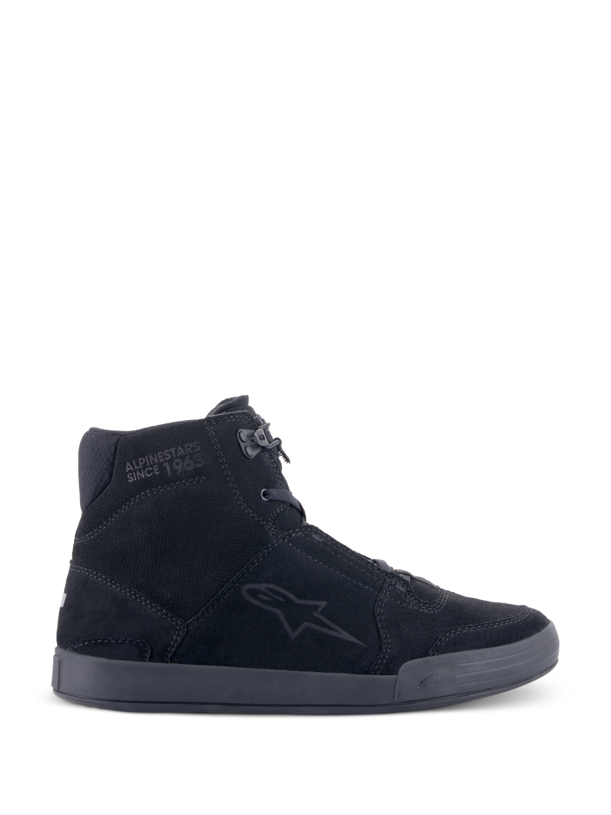 Alpinestars Chrome-sko, urbane motorcykel-køresko, sort/sort, high-top sneaker-silhuet i delt ruskind, med stjerne-logo på siden og 'Since 1963'-tekst på anklen, afslappet streetwear-design med flad gummisål