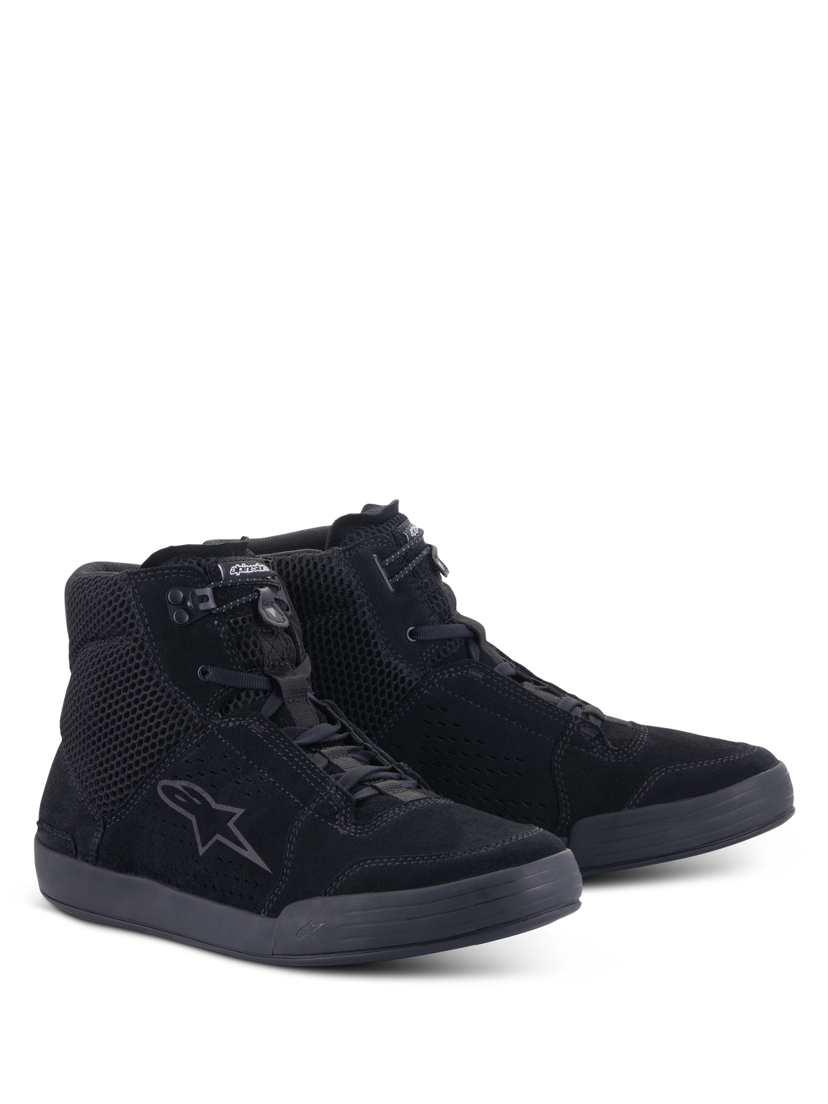 Alpinestars Chrome Air Shoe, motorcykel-køresko, sort, trekvart set forfra, overdel i delt ruskind og mesh med Alpinestars-logo på siden, urbant high-top sneaker-design til vejbrug