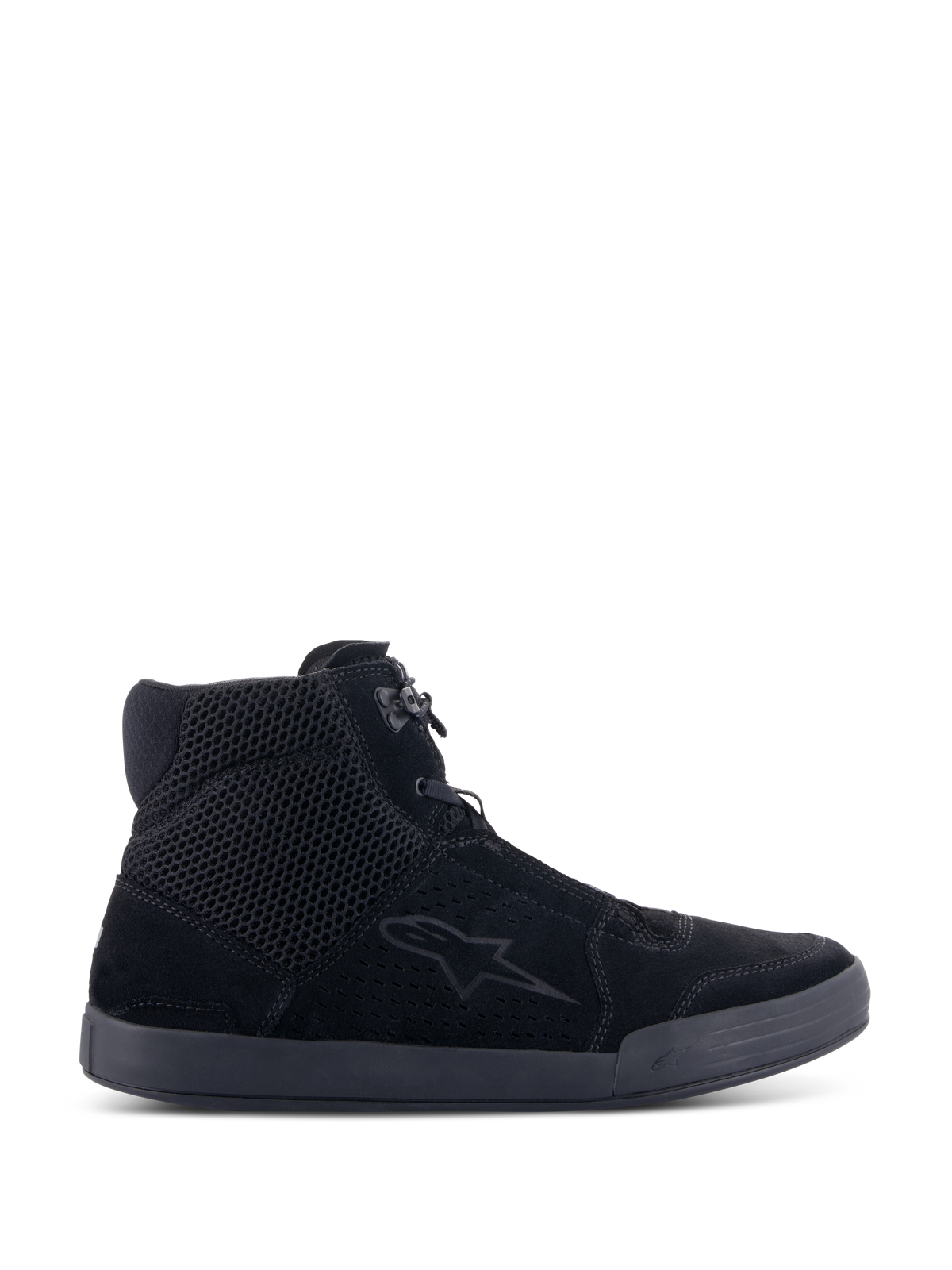 Alpinestars Chrome Air sko, urbane motorcykelkøresko, sort, set fra siden med overdel i delt ruskind og mesh, high-top sneaker-silhuet, afslappet beskyttende fodtøj til vejbrug