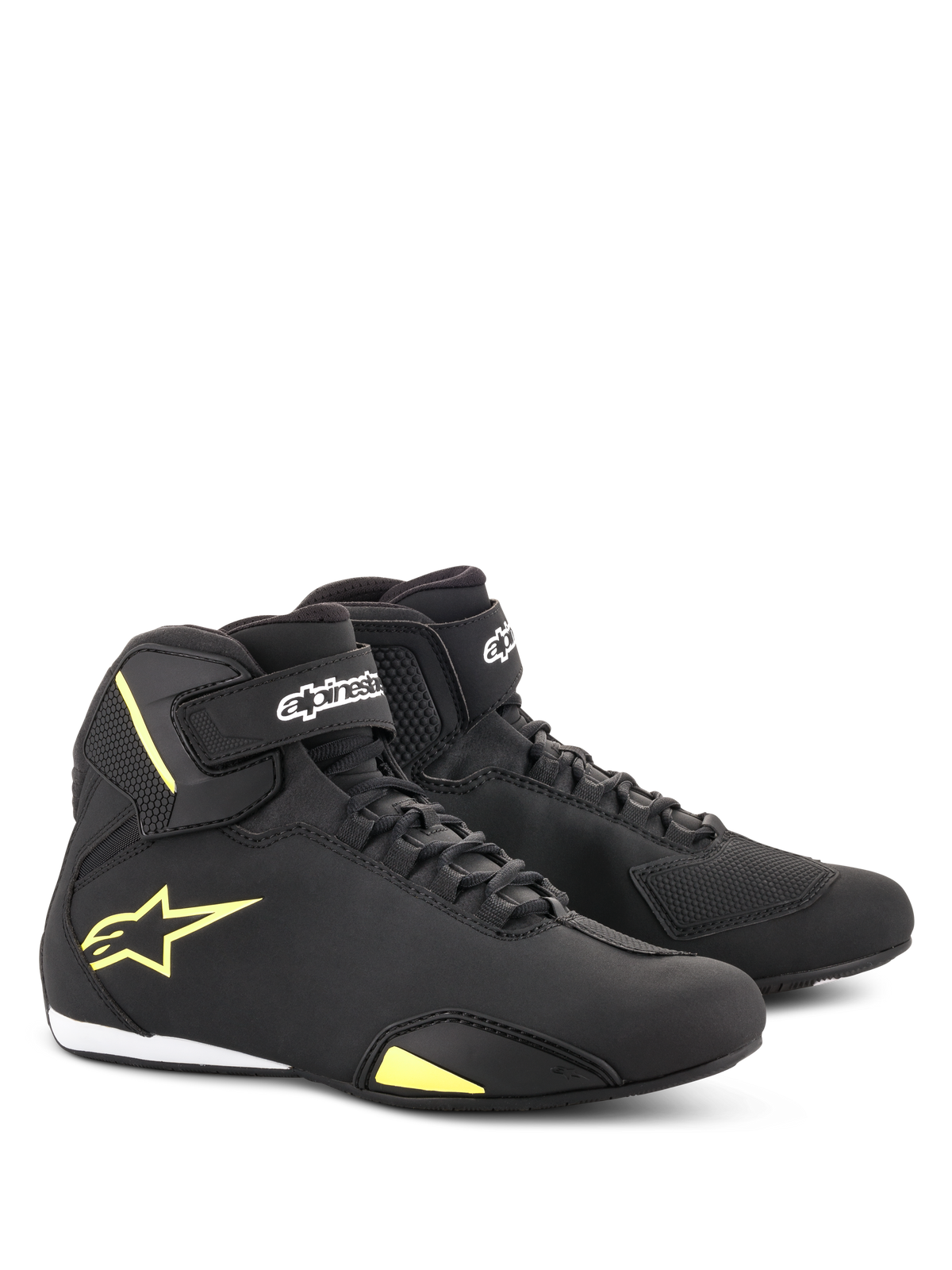 Alpinestars Sektor sko, motorcykel køresko, sort og fluorescerende gul, mid-cut design med hurtigsnøring og velcro-ankelstropper, gult Alpinestars-logo på siden, letvægts mikrofiberkonstruktion med elegant finish