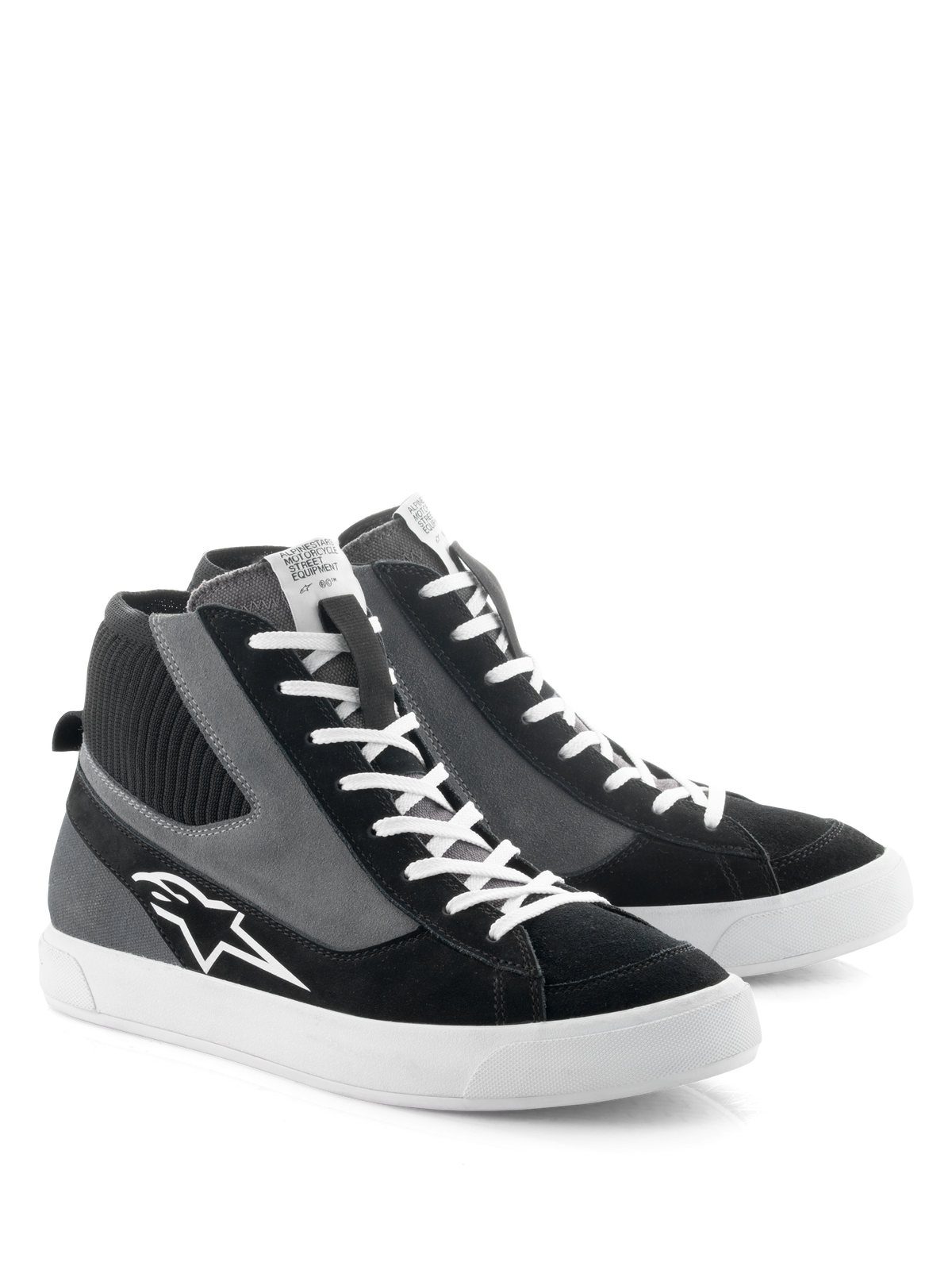 Alpinestars Stated sko, motorcykelsko, sort grå og hvid, retro skate-inspireret high-top design med hvide snørebånd og vulkaniseret gummisål, med Alpinestars-logo på siden og en blanding af ruskind og lærredsmaterialer