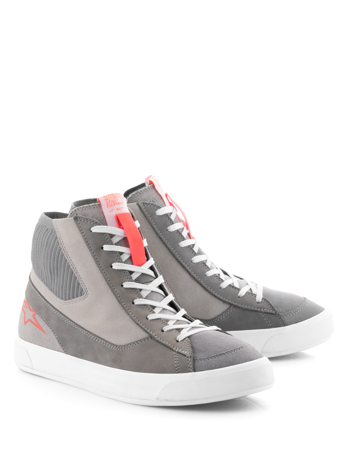 Alpinestars Stated sko, urban motorcykel-køresko, lysegrå, rød fluo og hvid, retro street sneaker-design med hvid vulkaniseret sål, paneler i ruskind og lærred, med fluo-røde detaljer på pløsen og sidelogoet.