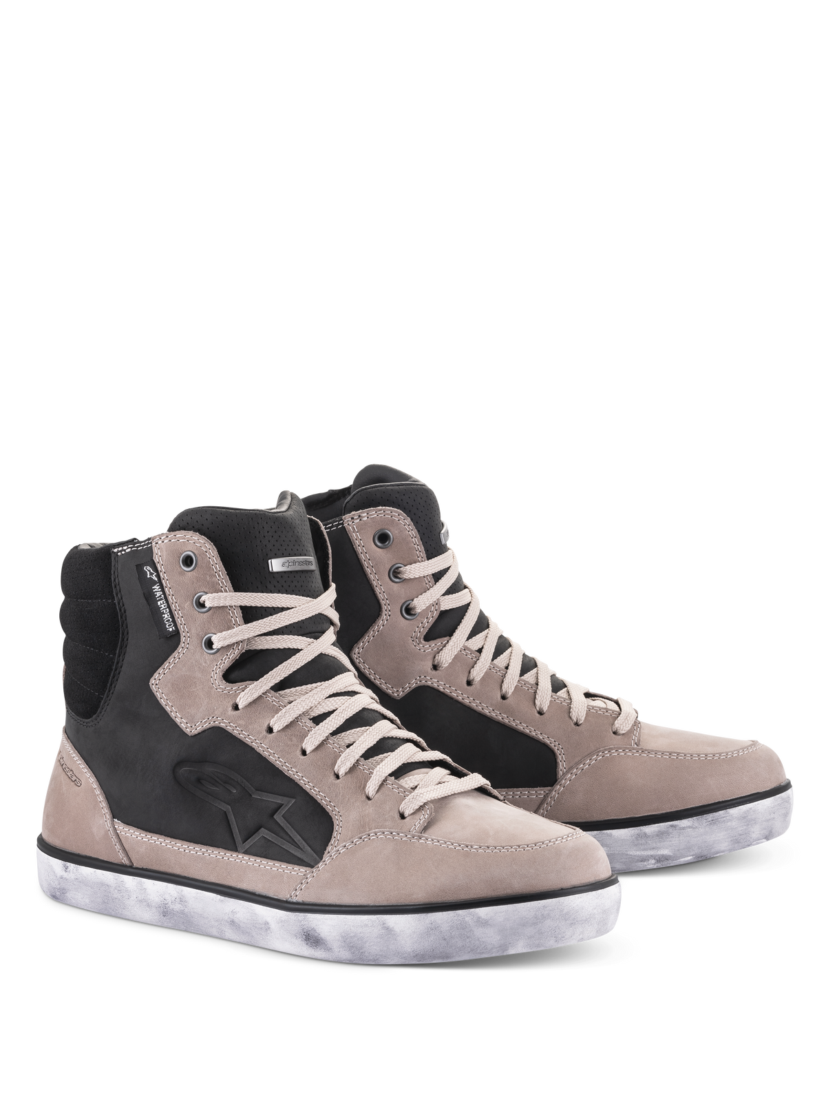 Alpinestars J-6 Waterproof sko, motorcykelsko, Black Flint og hvid, high-top sneaker-design med patineret hvid sål, overdel i ruskind og læder med stjernelogo og vandtæt-mærke, urbant fodtøj til motorcykelkørsel