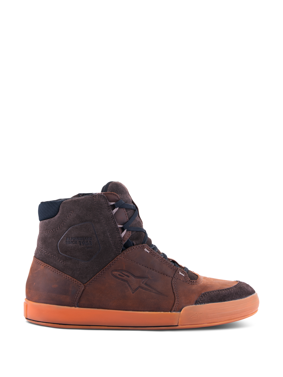 Alpinestars Chrome Crafted Drystar® sko, brune high-top urbane motorcykel-sneakers, sidevisning der viser den vandtætte læderkonstruktion, mørkebrune ruskindsdetaljer og en markant orange gummisål.