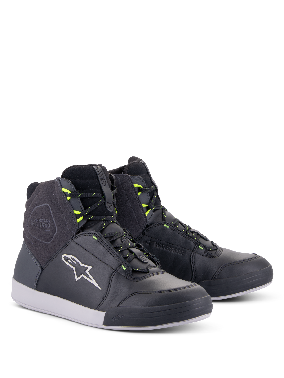 Alpinestars Chrome Drystar® sko, urbane motorcykelsko, sort, mørkegrå og gul fluo, high-top silhuet i førsteklasses læder og ruskind, med hvidt Alpinestars logo og neongule snørebåndsstropper, afslappet beskyttende fodtøj i street-stil