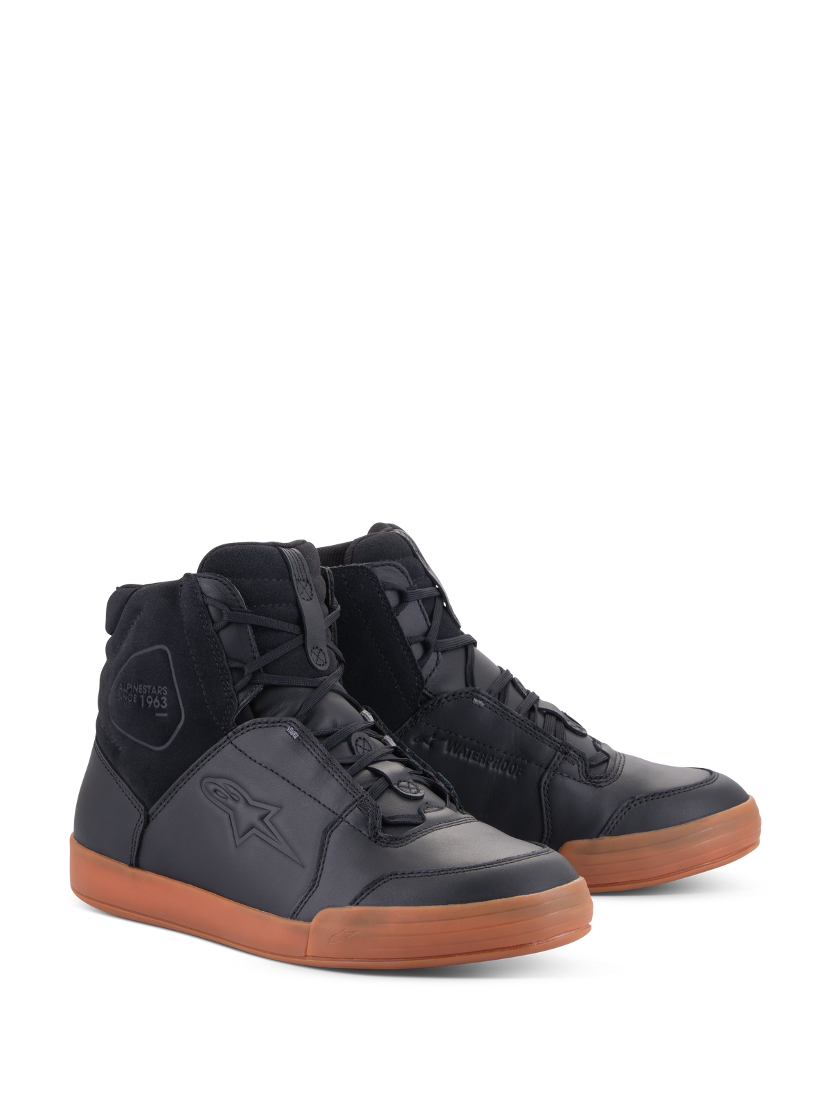 Alpinestars Chrome Drystar® sko, urbane vandtætte motorcykelsko, overdel i sort læder og ruskind med gum-farvet sål, high-top sneaker design, afslappet køreudstyr med beskyttende funktioner