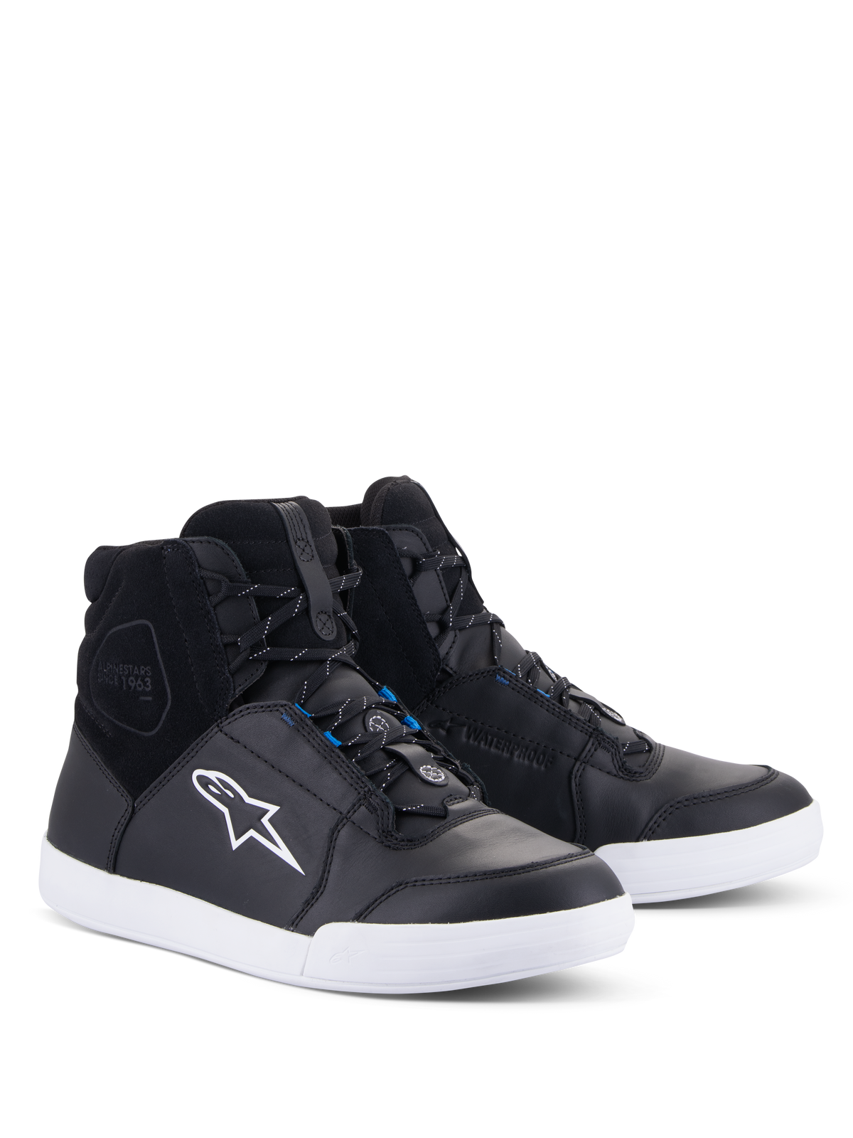 Alpinestars Chrome Drystar® sko, urbane motorcykelsko, sort og hvid med blå detaljer, high-top sneaker-design med overdel i læder og ruskind, hvid kontrastsål og hvidt Astars-logo, vandtæt fodtøj til bykørsel