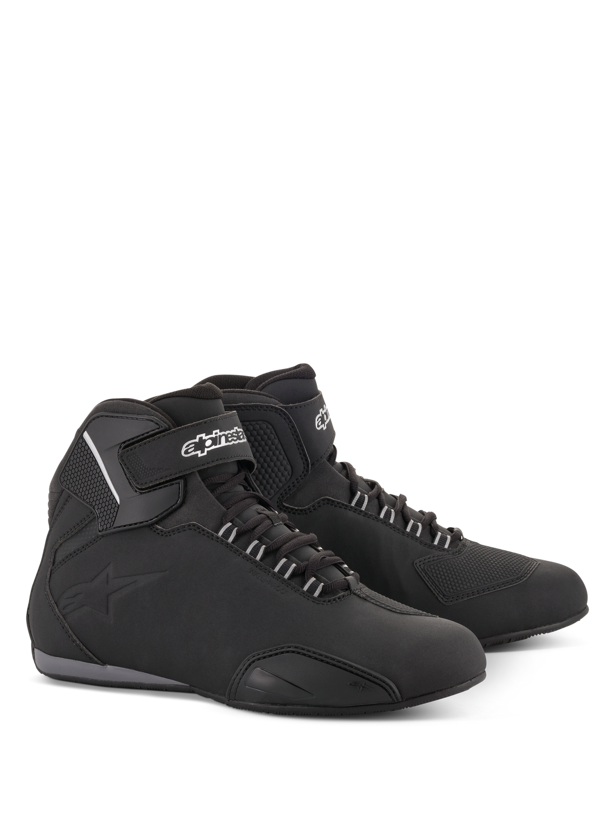 Alpinestars Sektor Waterproof sko, motorcykel køresko, sort, mellemhøj silhuet med snørebånd og velcro-ankelrem, hvidt Alpinestars-logo, letvægts mikrofiberchassis med forstærkede paneler og gummisål