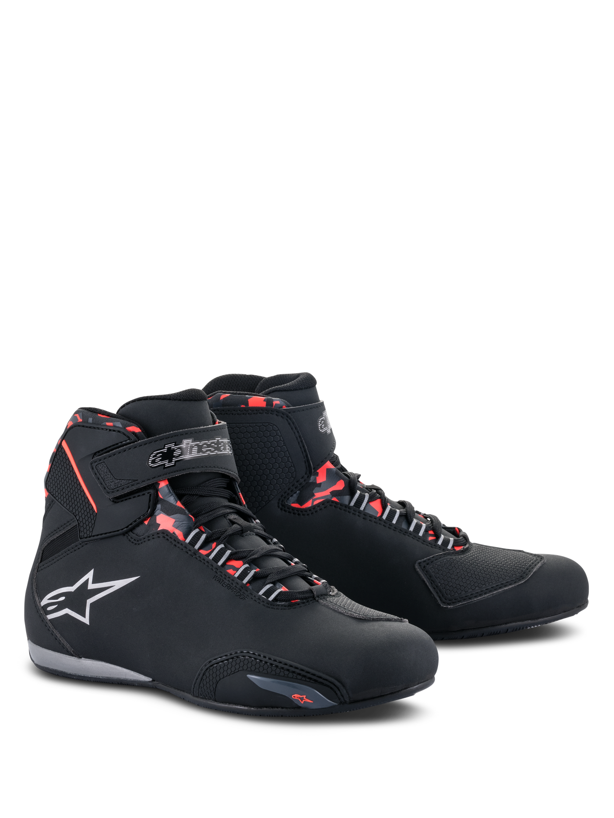 Alpinestars Sektor vandtætte sko, motorcykelsko, sort, mørkegrå og rød fluo, med hvidt Alpinestars-logo, high-top-profil med snørebånd og velcrolukning, strømlinet vandtæt design til landevejskørsel