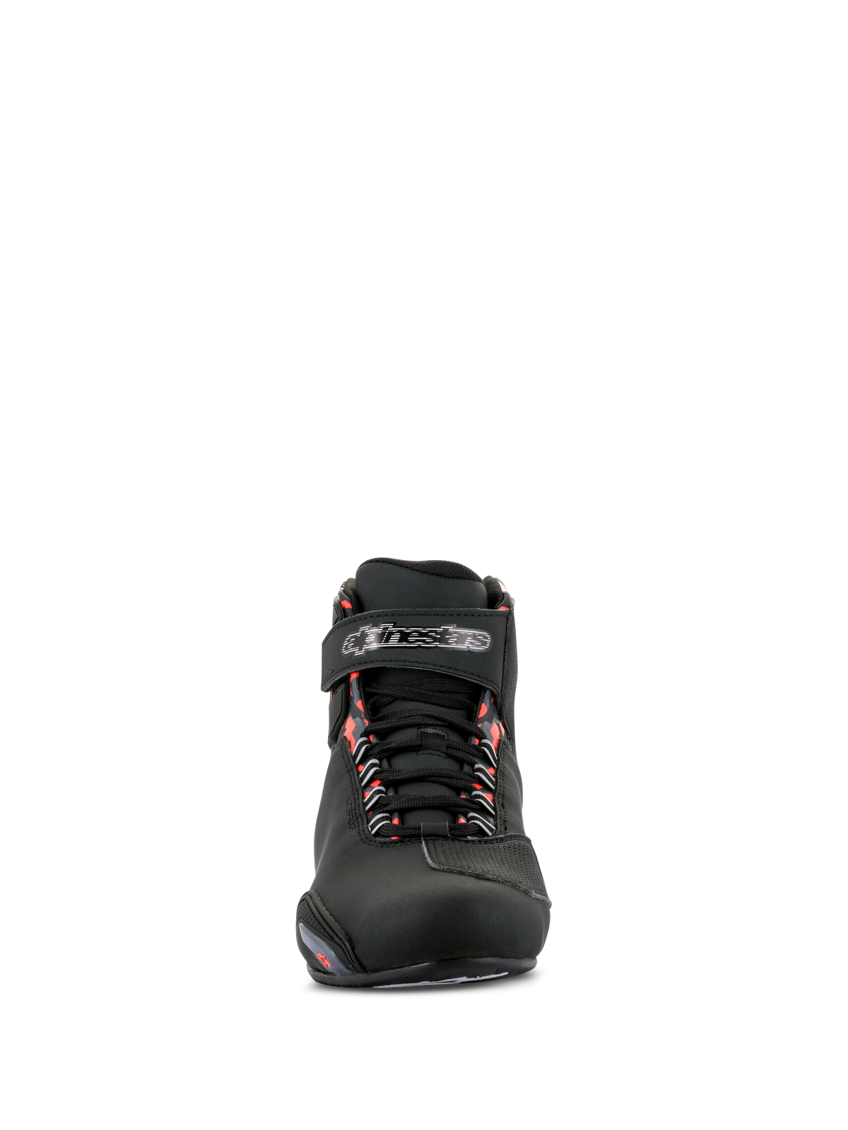 Alpinestars Sektor Waterproof sko, motorcykelsko, sort, mørkegrå og rød fluo, set forfra, der viser sort mikrofiber-chassis, snørebåndslukning med velcro-ankelstrop med logo og røde fluorescerende detaljer ved snørehullerne.