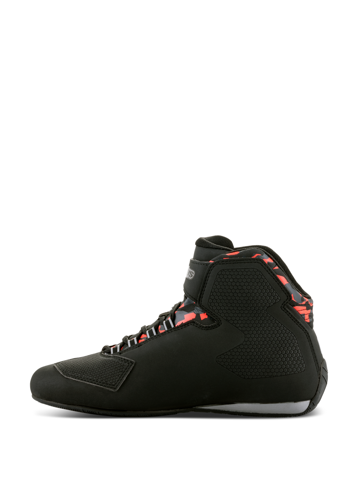 Alpinestars Sektor Waterproof sko, motorcykelsko, sort, mørkegrå og rød fluo, profilvisning fra siden med high-top design, velcro-ankelrem, forstærket gearskiftepude og mønstrede røde detaljer omkring kraven