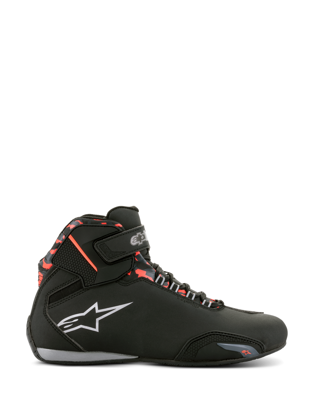 Alpinestars Sektor Waterproof sko, motorcykelsko, sort mørkegrå og rød fluo, sideprofil med snørebånd og velcrostrop, hvidt logo og røde detaljer i camo-stil på ankelkraven.