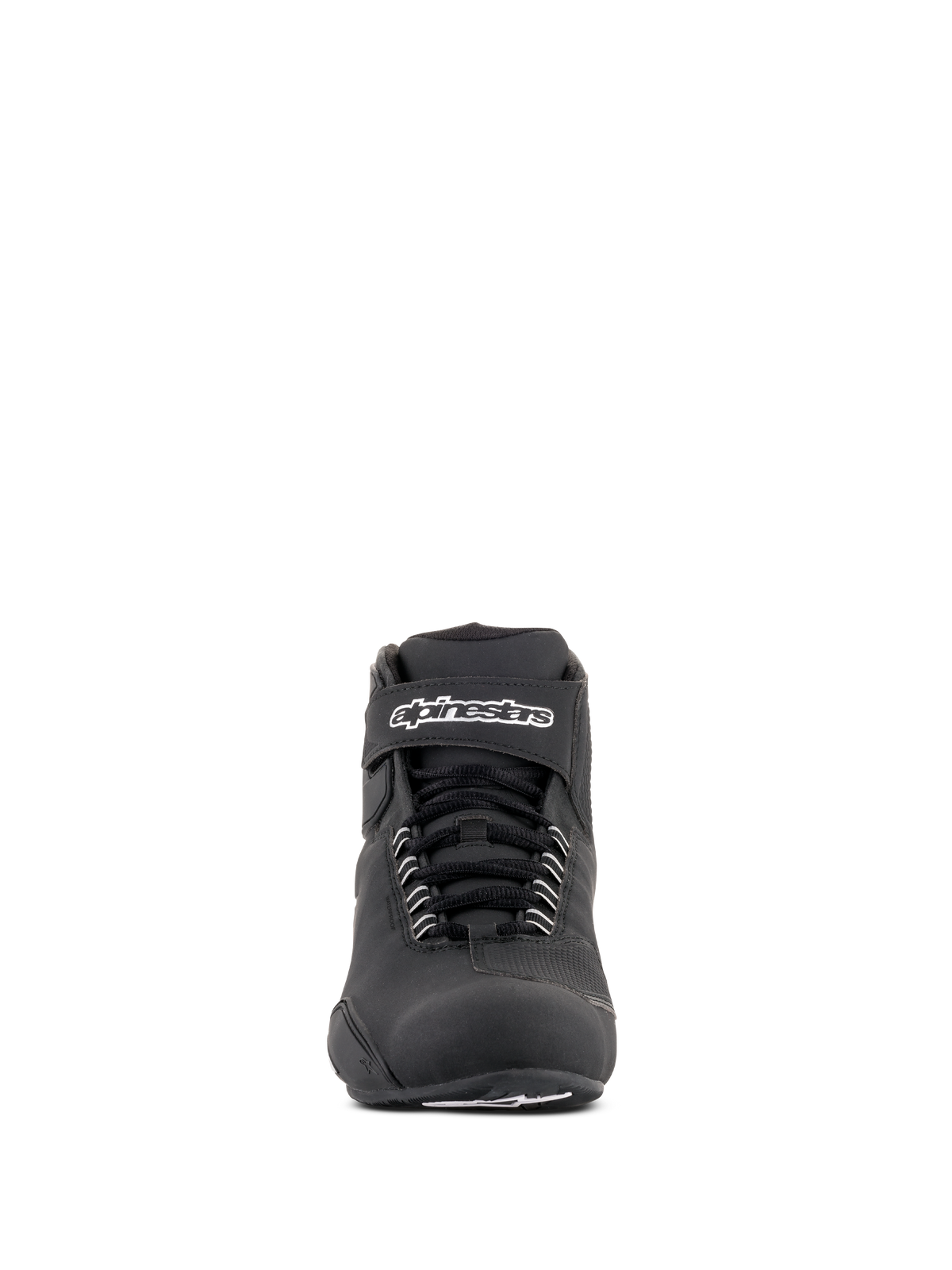 Alpinestars Sektor Waterproof Sko, sorte køresko, set forfra med sorte snørebånd og en velcro-ankelrem med hvidt Alpinestars-logo, strømlinet mikrofiberdesign til motorcykelkørsel i alt slags vejr