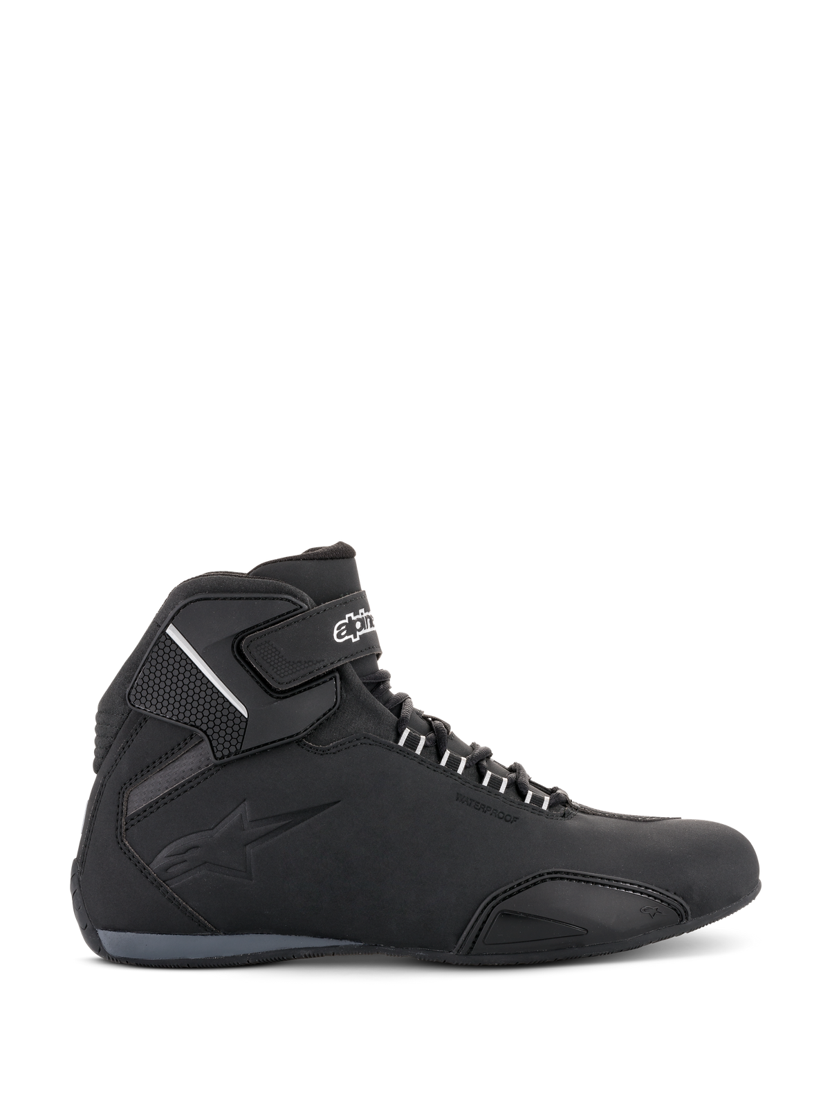 Alpinestars Sektor Waterproof sko, motorcykel køresko, sort, sideprofil med et letvægts mikrofiber-chassis, ankelrem med hvidt logo, præget logo og lavt atletisk design til landevejskørsel.
