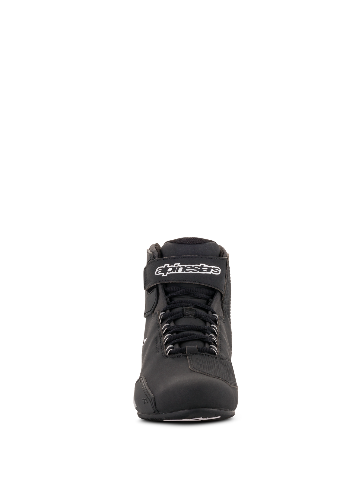 Alpinestars Stella Sektor vandtætte sko til damer, sort og sølv, set forfra, lav motorcykelkøresko med speed-snøresystem, velcro-ankelrem med hvid branding og holdbar mikrofiberkonstruktion