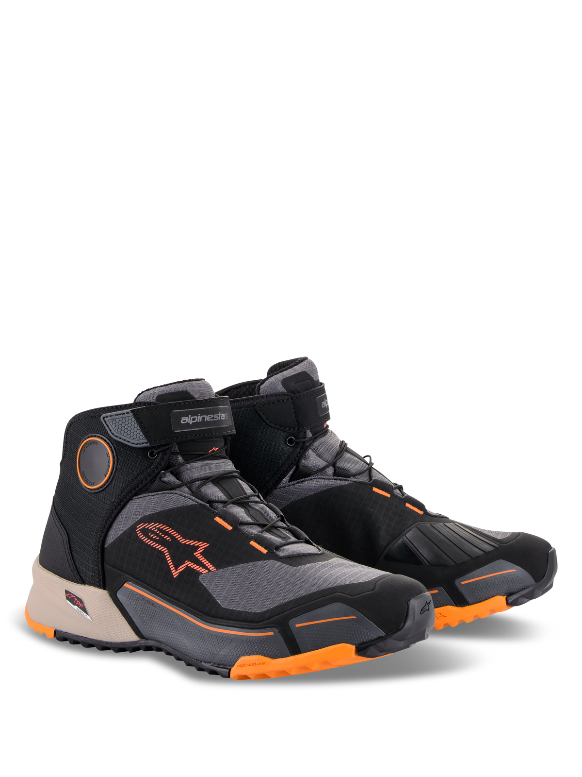 Alpinestars CR-X Drystar® køresko, sort, lysebrun og orange, motorcykelfodtøj med et løbeskodesign, med orange logoer og detaljer på sålen, lysebrun hældetalje og mørkegrå paneler, sporty køresko til al slags vejr.