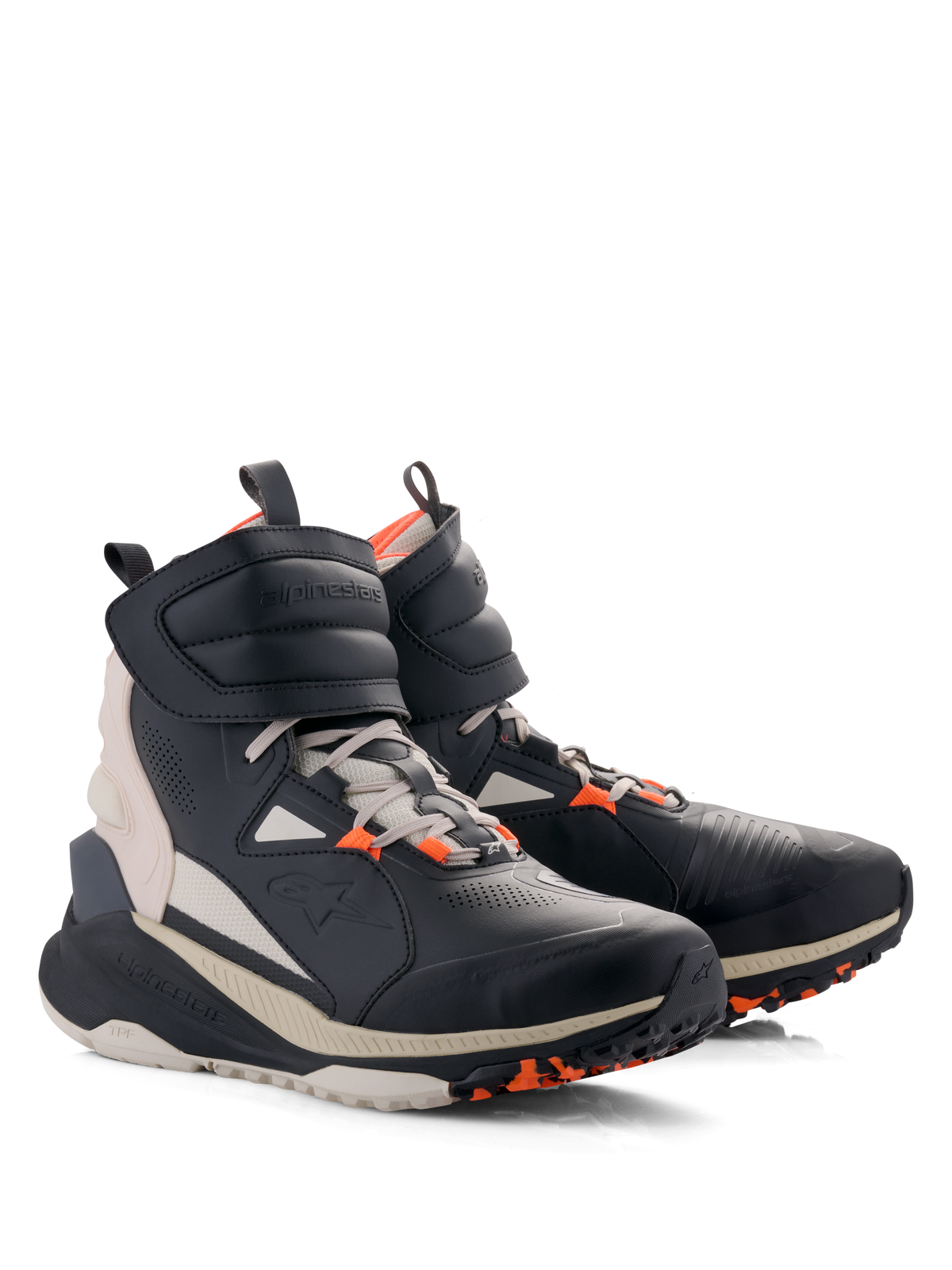 Alpinestars Speedstreet sko, urbane motorcykelsko, Black Almond Hot Orange, high-top street-inspireret design med overdel i mikrofiber, stor ankelrem med krog-og-løkke-lukning, snørebånd og tyk off-white sål med orange grebsdetaljer