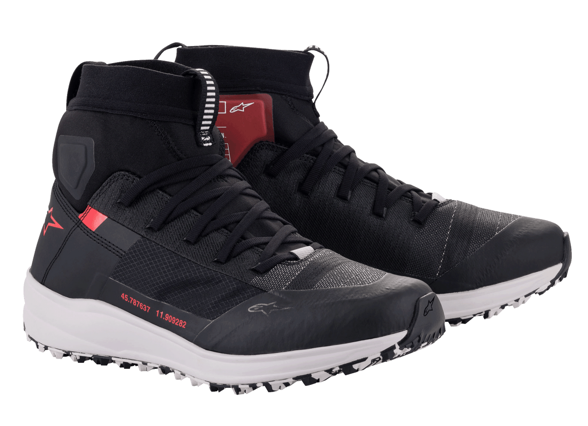Alpinestars Speedforce sko, højskaftede motorcykelkøresko, sort, hvid og rød, med løbesko-silhuet, MATRYX-tekstiloverdel, hvid mellemsål og rødt Alpinestars-logo, teknisk urbant fodtøj til kørsel på vej