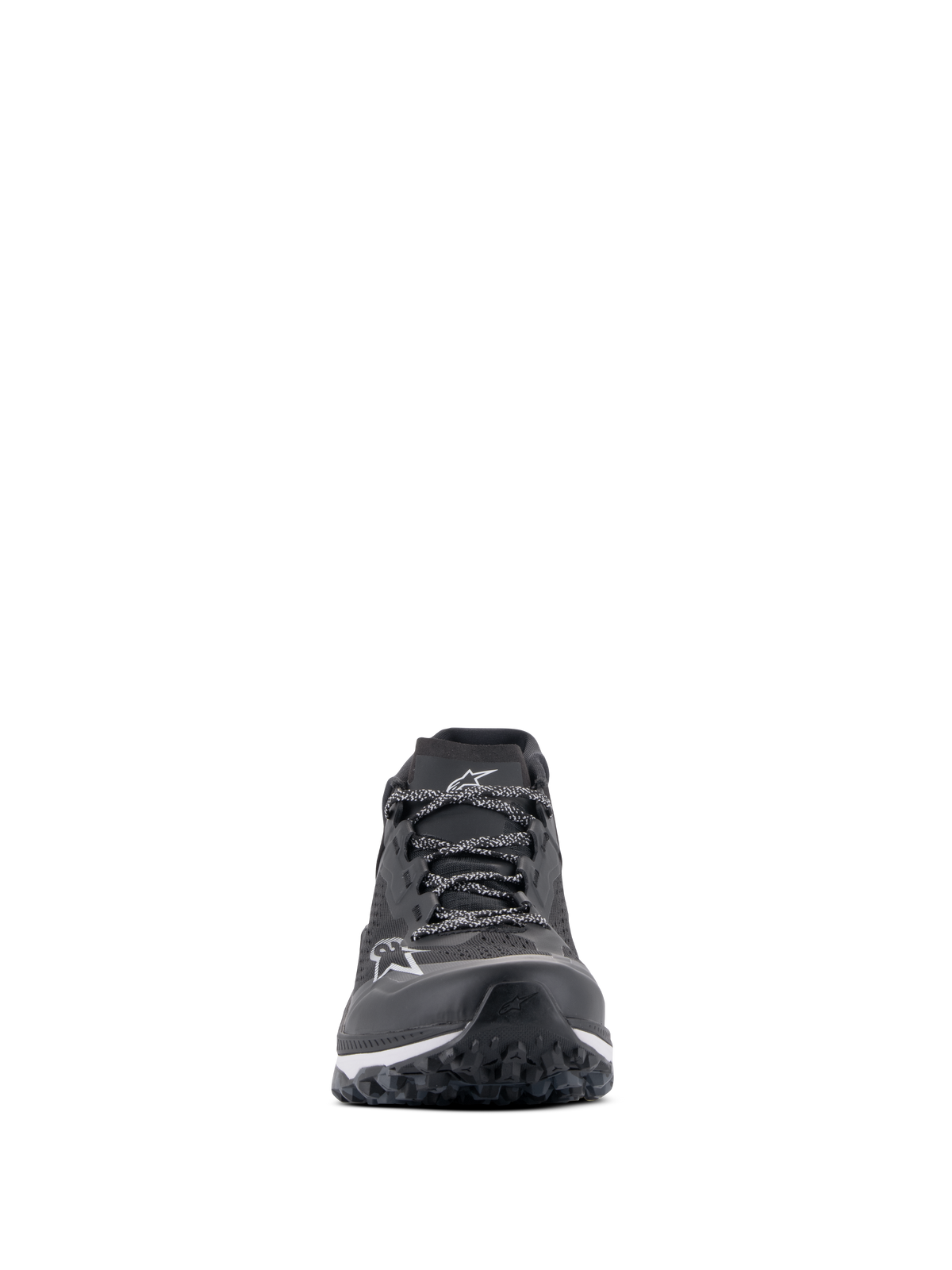 Alpinestars Meta XR V2-sko, sport casual fodtøj, sort, hvid og mørkegrå, set forfra, der viser overdelen i teknisk mesh, mønstrede snørebånd, hvidt Alpinestars-logo på tåen og en robust ydersål designet til greb og komfort.