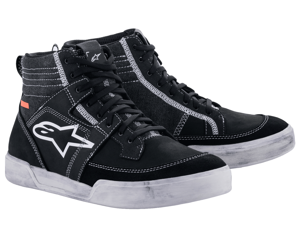 Alpinestars Ageless Riding Shoes, urban motorcykelfodtøj, sort med hvide kontrastsyninger og hvide såler, high-top sneaker-silhuet med et stort hvidt stjernelogo på siden, afslappet beskyttelsesudstyr til landevejskørsel