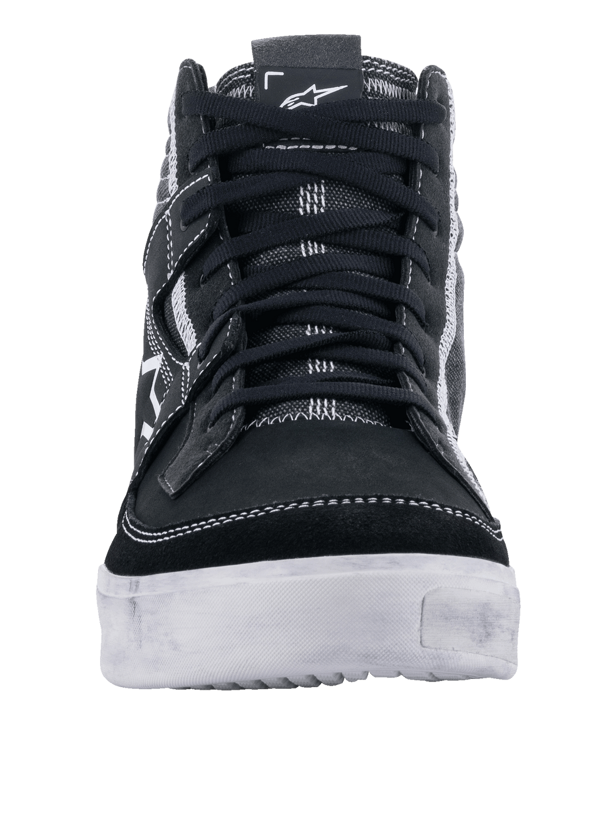 Alpinestars Ageless Riding Shoes, sort hvid og grå, casual motorcykelsko set forfra, overdel i sort ruskind og lærred med hvide kontraststikninger, holdbar hvid sål, urbant kørefodtøj